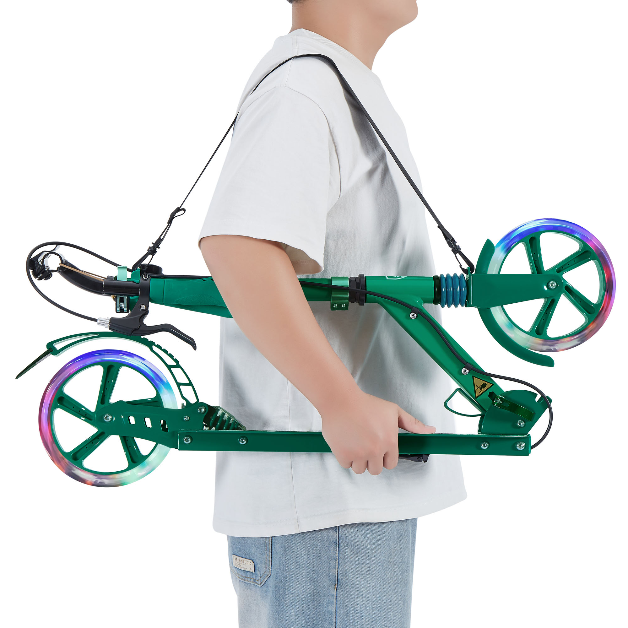 Eine Person, die einen zusammengeklappten grünen Roller mit leuchtenden Rädern trägt.