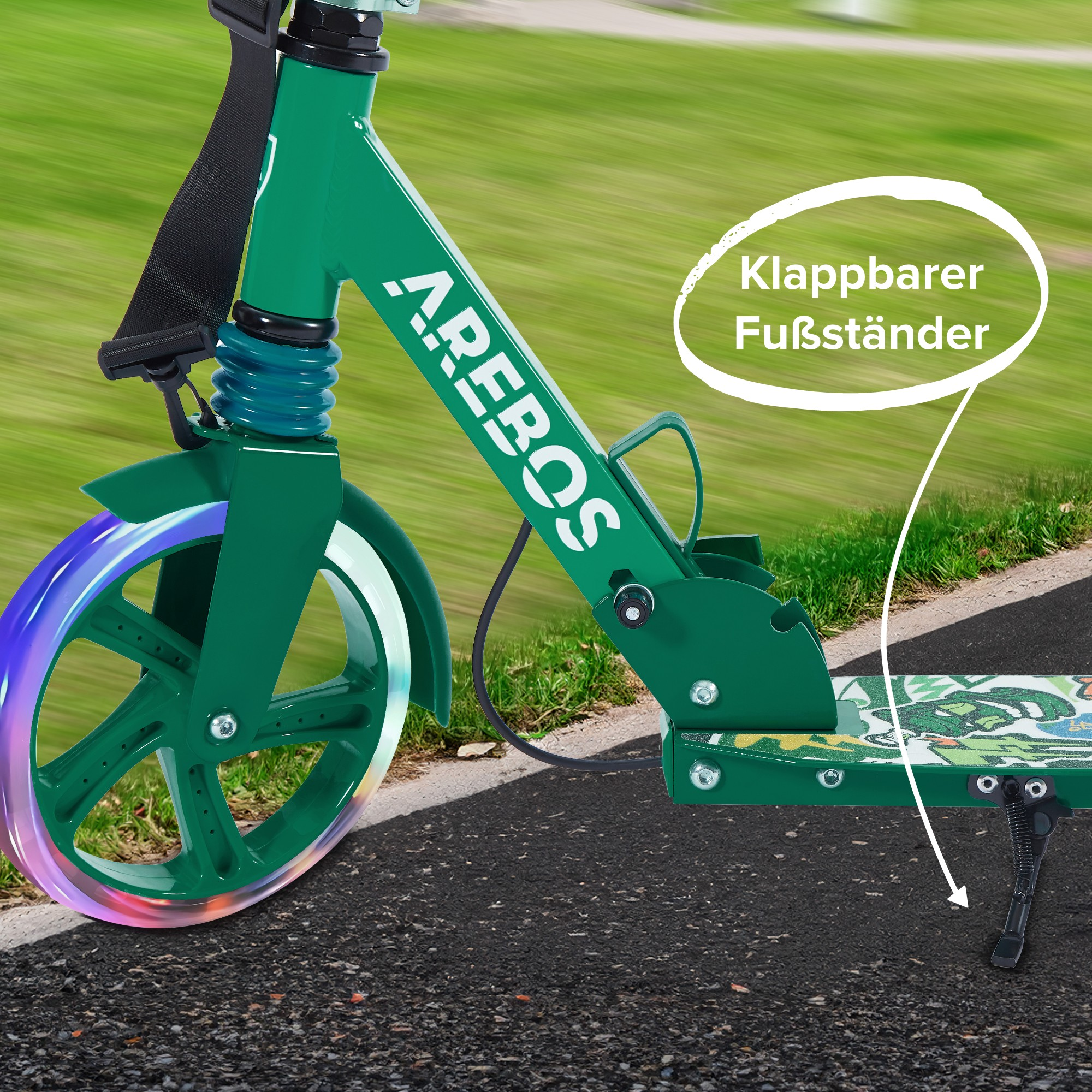 Grüner Roller mit leuchtenden Rädern, dem Schriftzug Arebos und einem klappbaren Ständer.