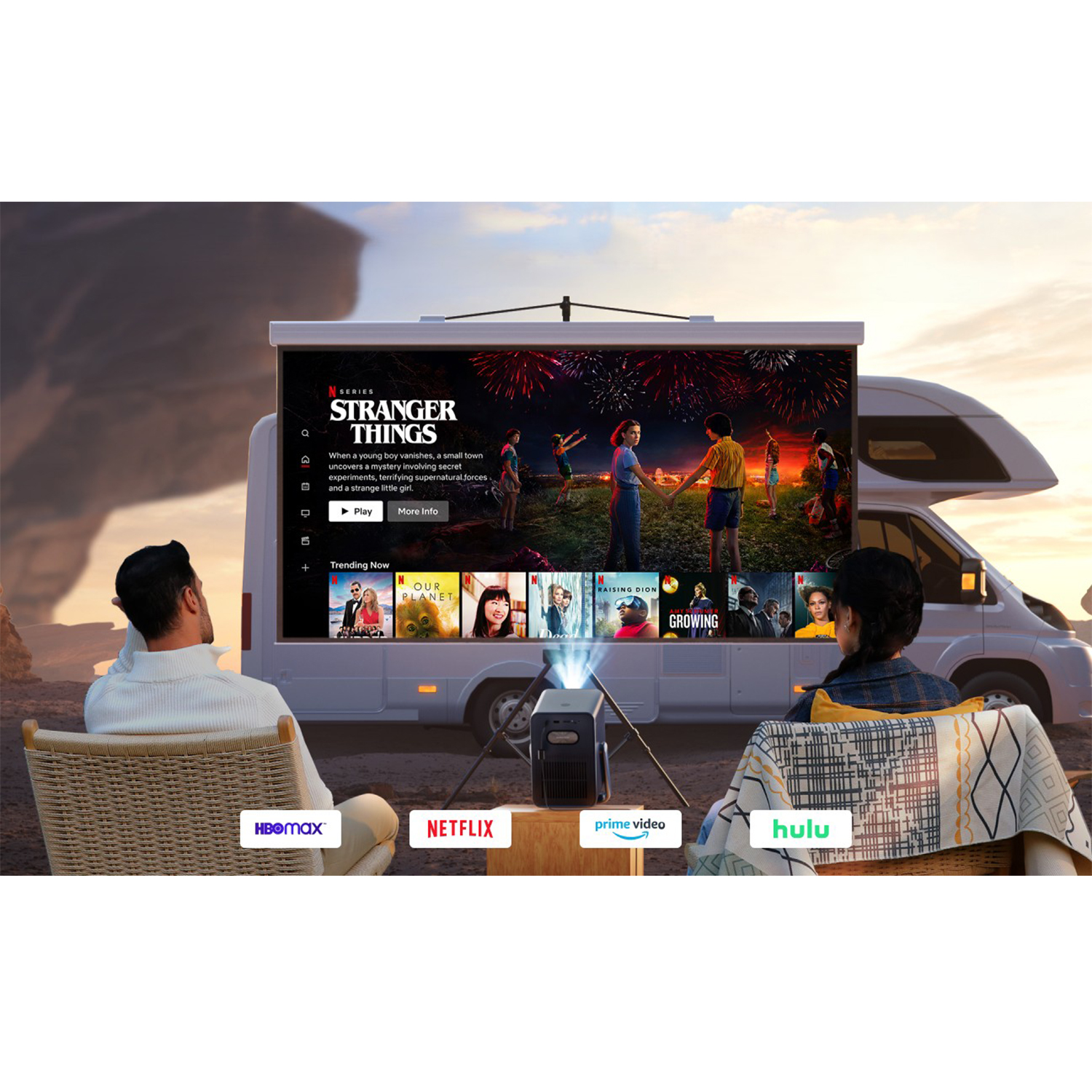 Deux personnes regardant un film sur un écran projeté sur un camping-car blanc. Logos HBO Max, Netflix, etc.