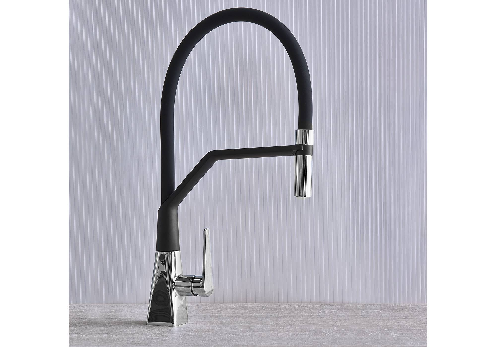 Rubinetto da cucina moderno con tubo flessibile nero e beccuccio cromato.