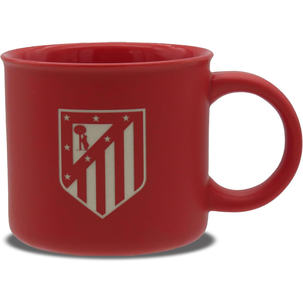 Taza roja con el logo del Atlético de Madrid. El asa también es roja.