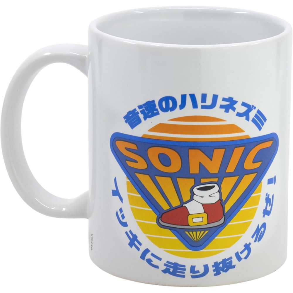 Taza blanca con el logo de Sonic y texto japonés.