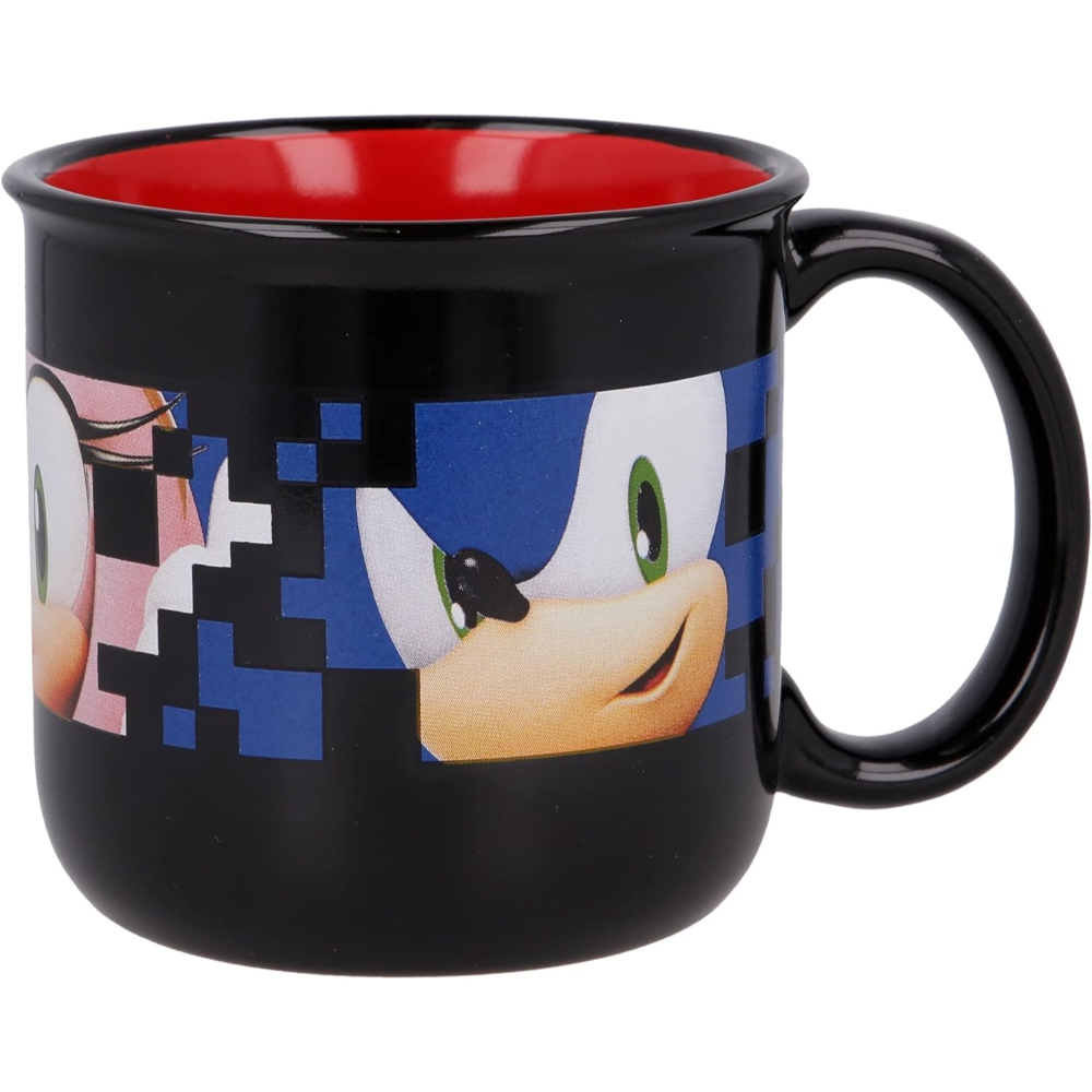 Taza negra con Sonic the Hedgehog y otro personaje. Interior rojo.