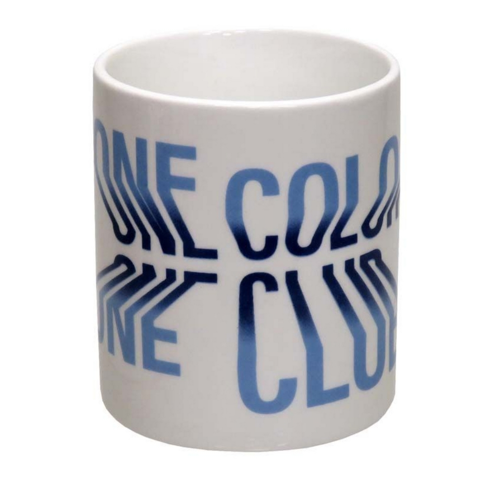 Una taza blanca con texto azul 'ONE COLOR ONE CLUB'.