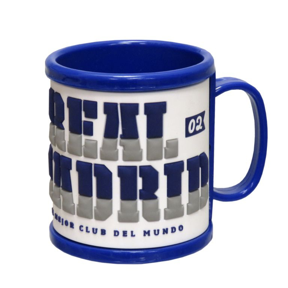 Taza azul y blanca del Real Madrid. Presenta el nombre y el logo del equipo. Fondo blanco.