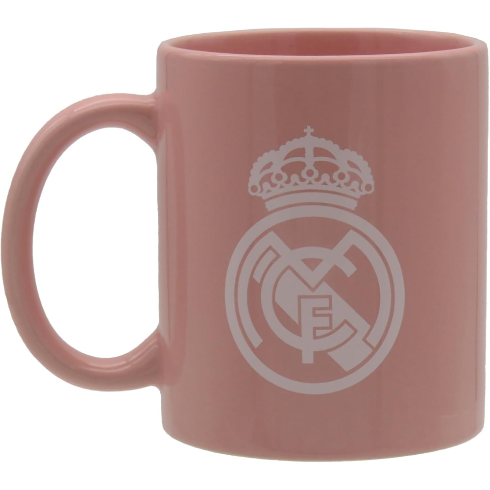 Taza rosa con logo Real Madrid. Fondo blanco.