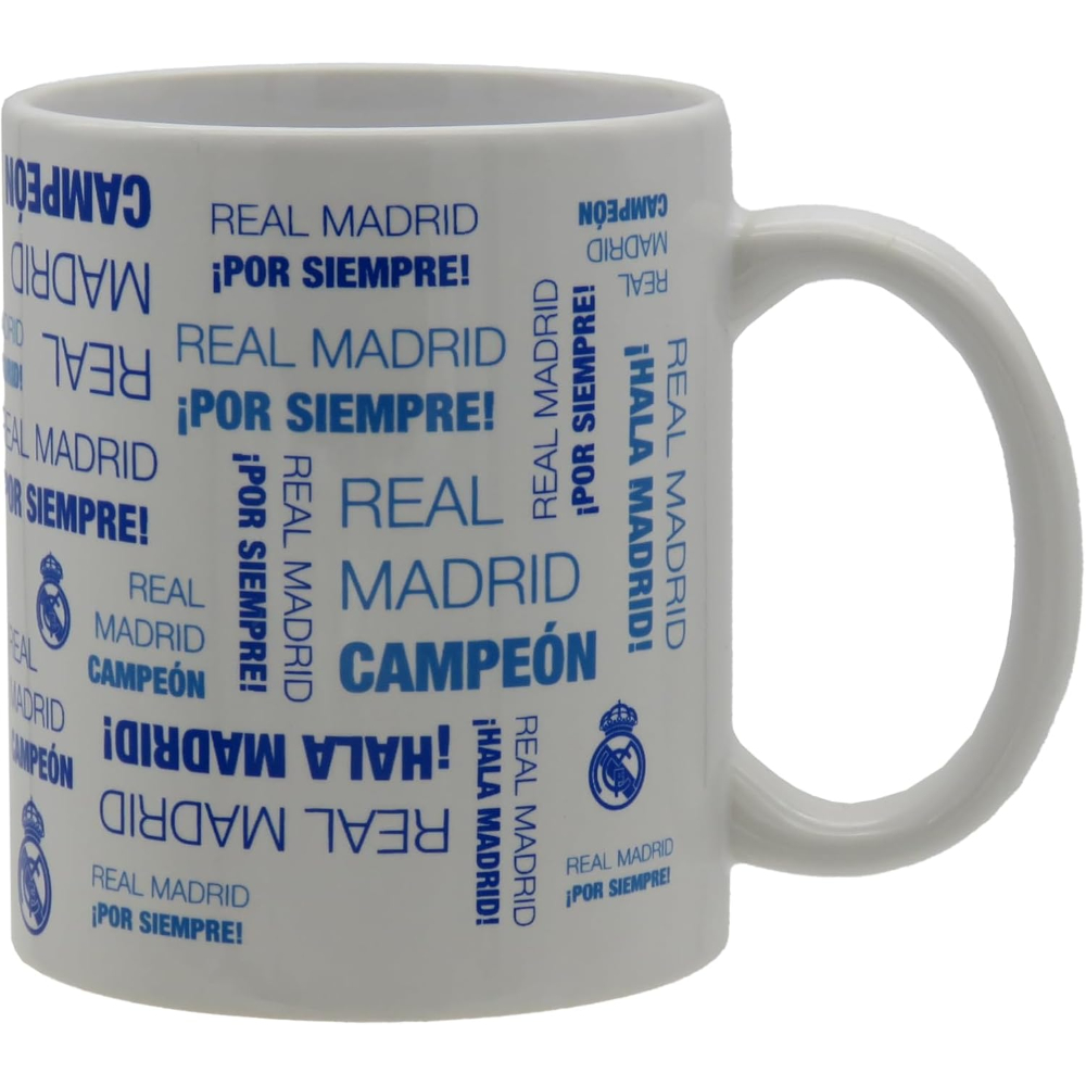 Taza blanca con texto y logotipos del Real Madrid. Texto y emblemas azules.