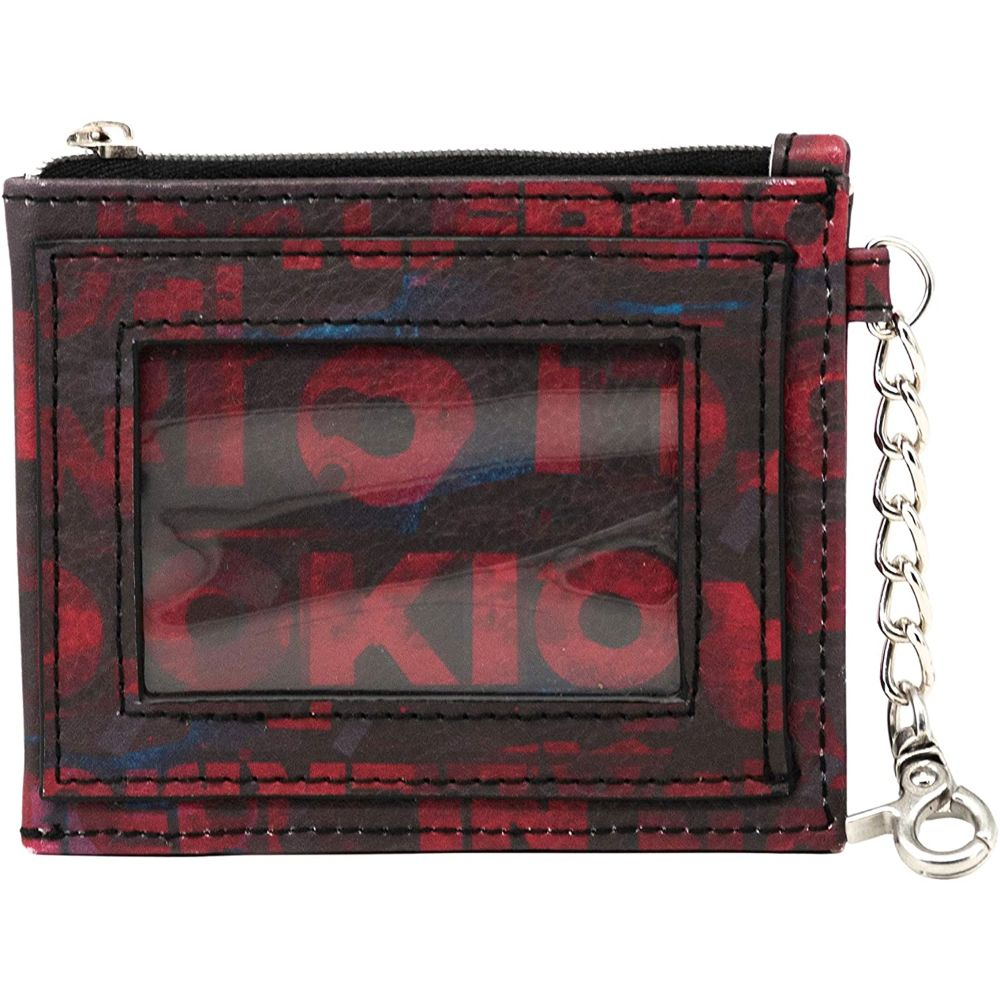 Cartera roja y negra con ventana transparente y cadena plateada.