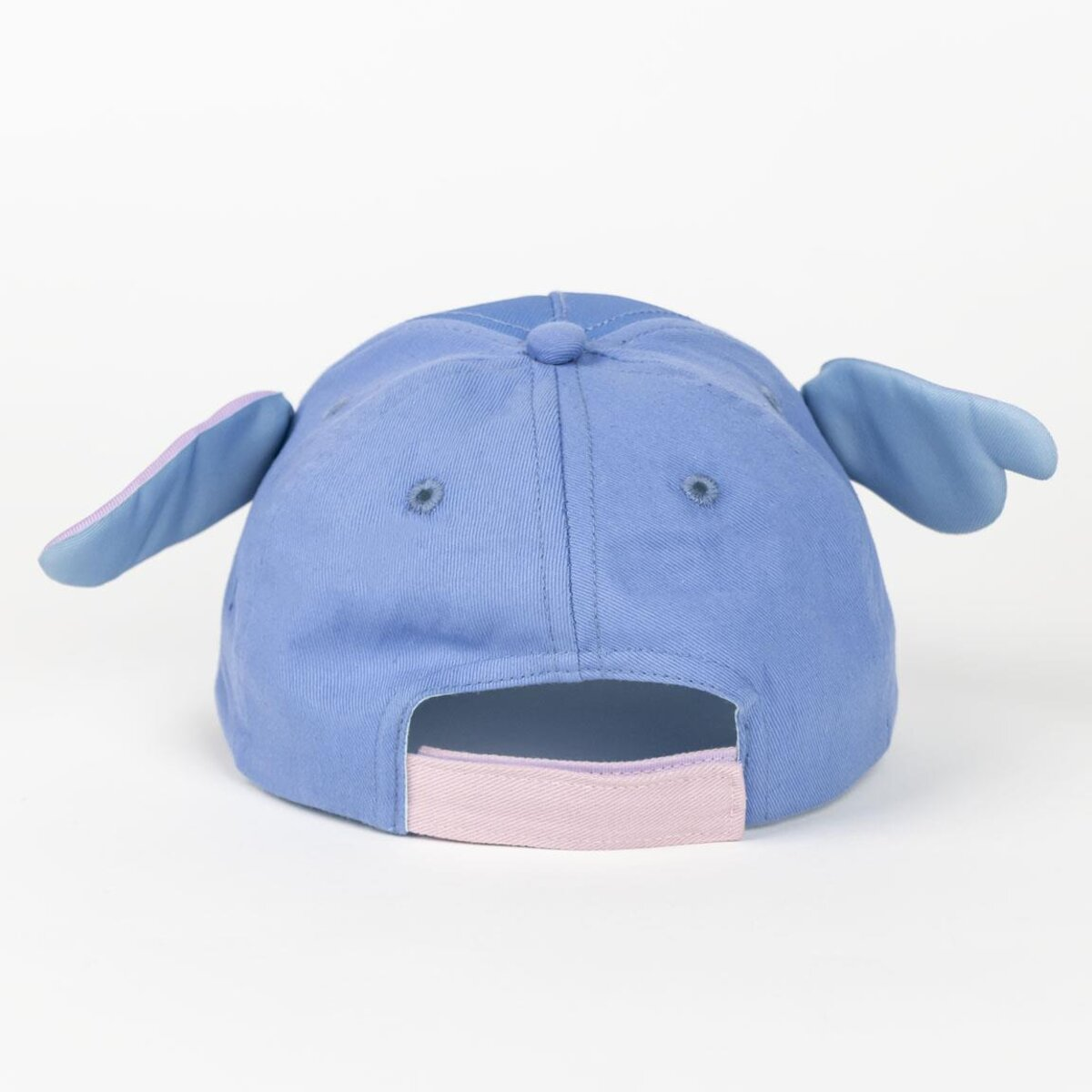 Gorra de béisbol azul con dos solapas laterales en forma de ala, correa rosa.