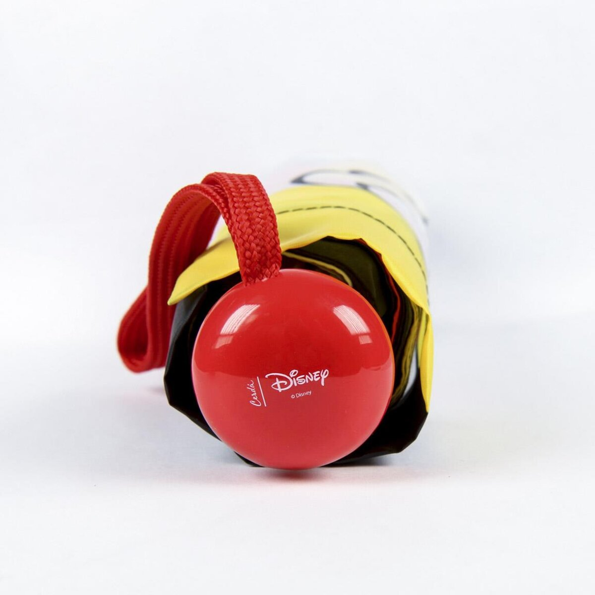 Paraguas Disney enrollado con mango rojo, fondo blanco.