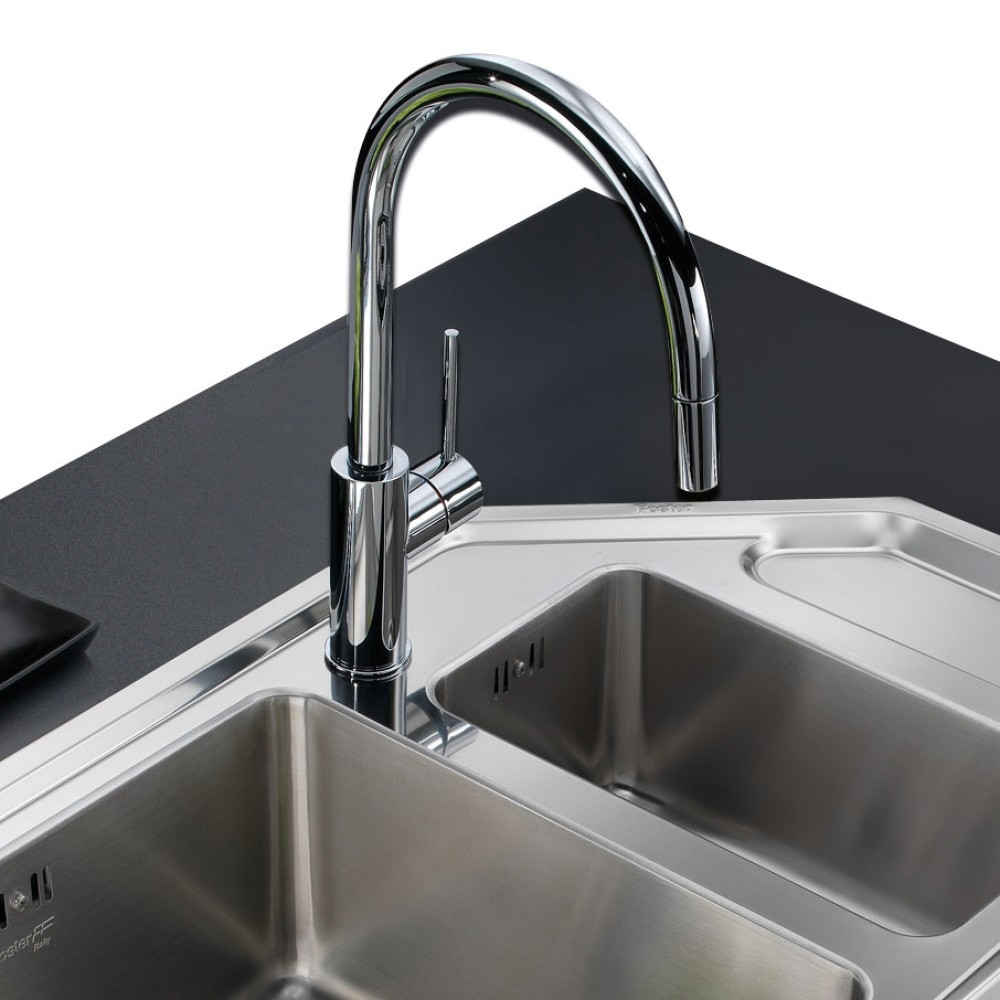 Lavello da cucina in acciaio inox con rubinetto cromato. Un piano nero sotto il lavello.