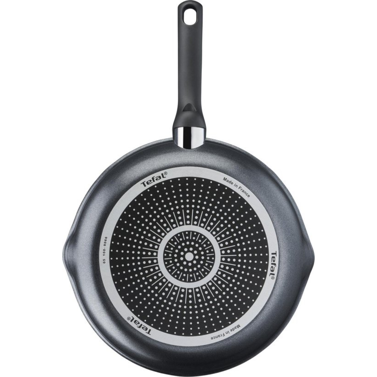 Een bovenaanzicht van een grijze Tefal-koekenpan. De bodem toont een cirkelvormig ontwerp met een wit stippenpatroon.