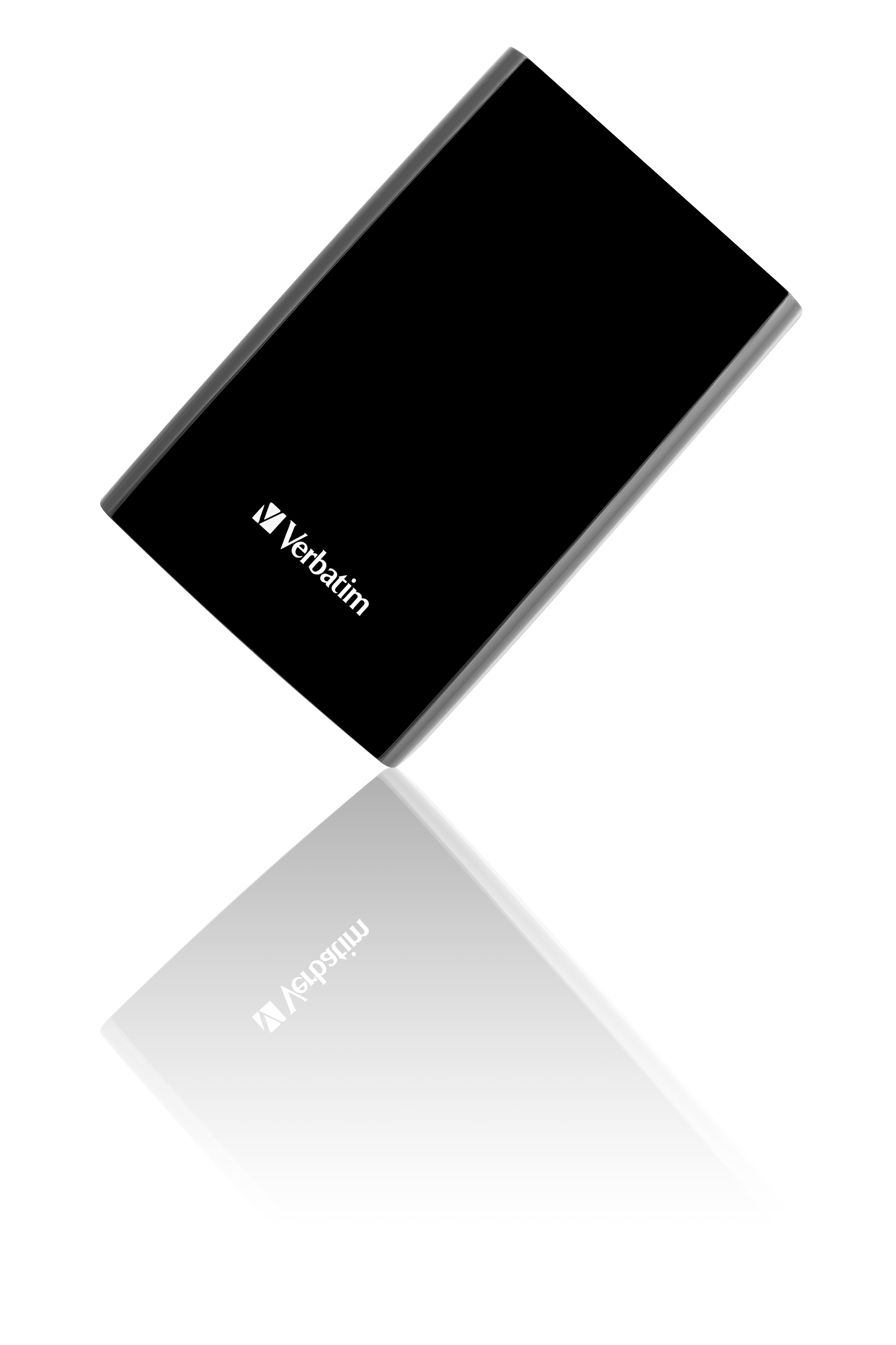 Hard disk esterno nero. Ha il logo Verbatim. Si riflette sulla superficie bianca.