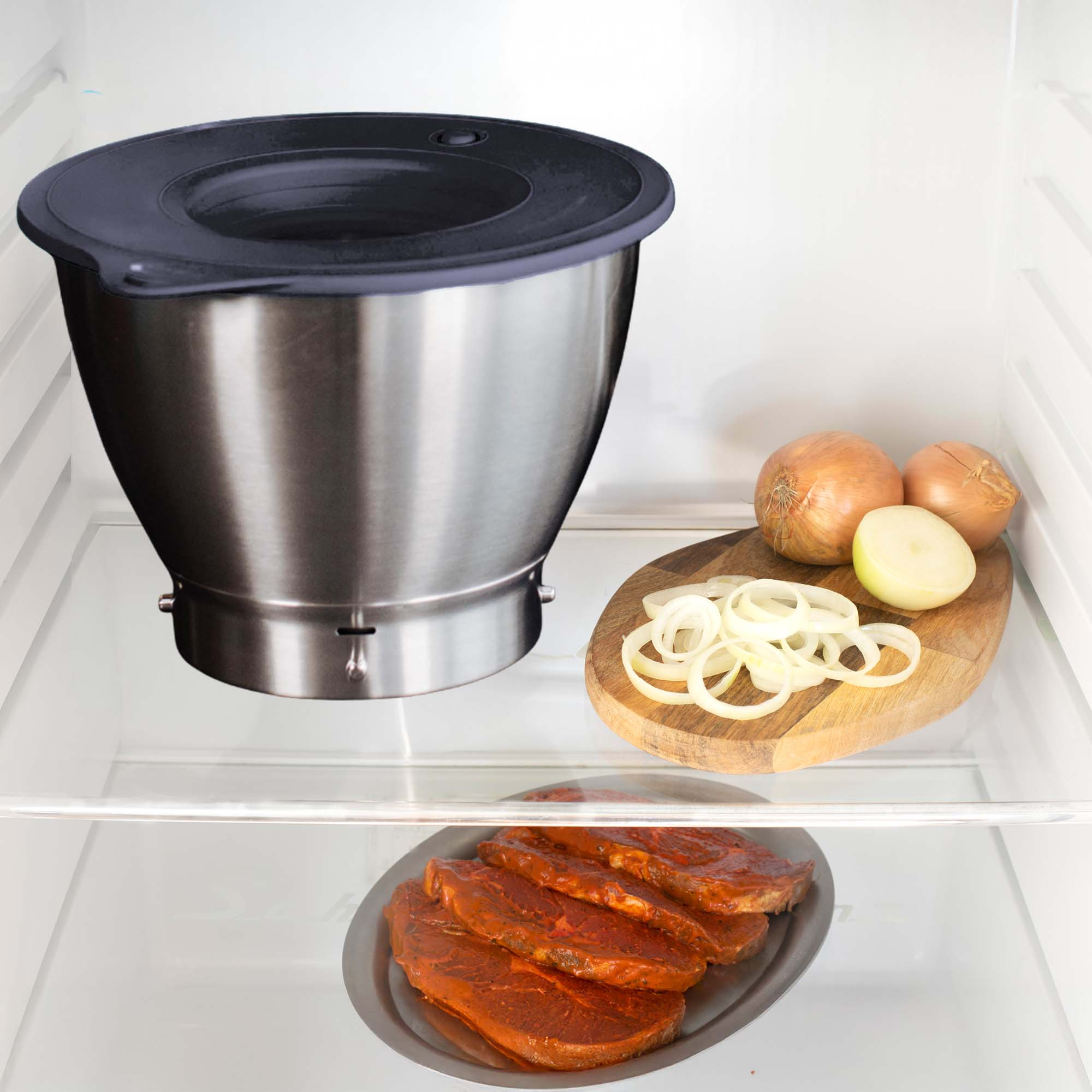 In einem Kühlschrank eine Rührschüssel mit Deckel, Zwiebeln und geschnittene Zwiebeln auf einem Schneidebrett, und Fleisch.