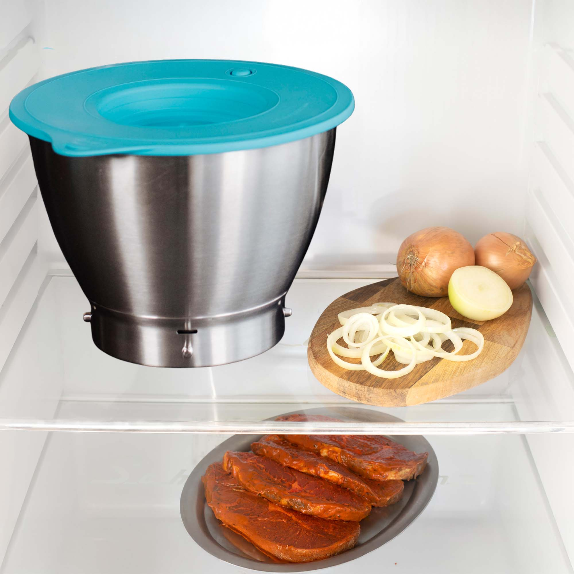 Im Kühlschrank, eine Edelstahlschüssel mit blauem Deckel, Zwiebeln und mariniertes Fleisch auf einem Teller.