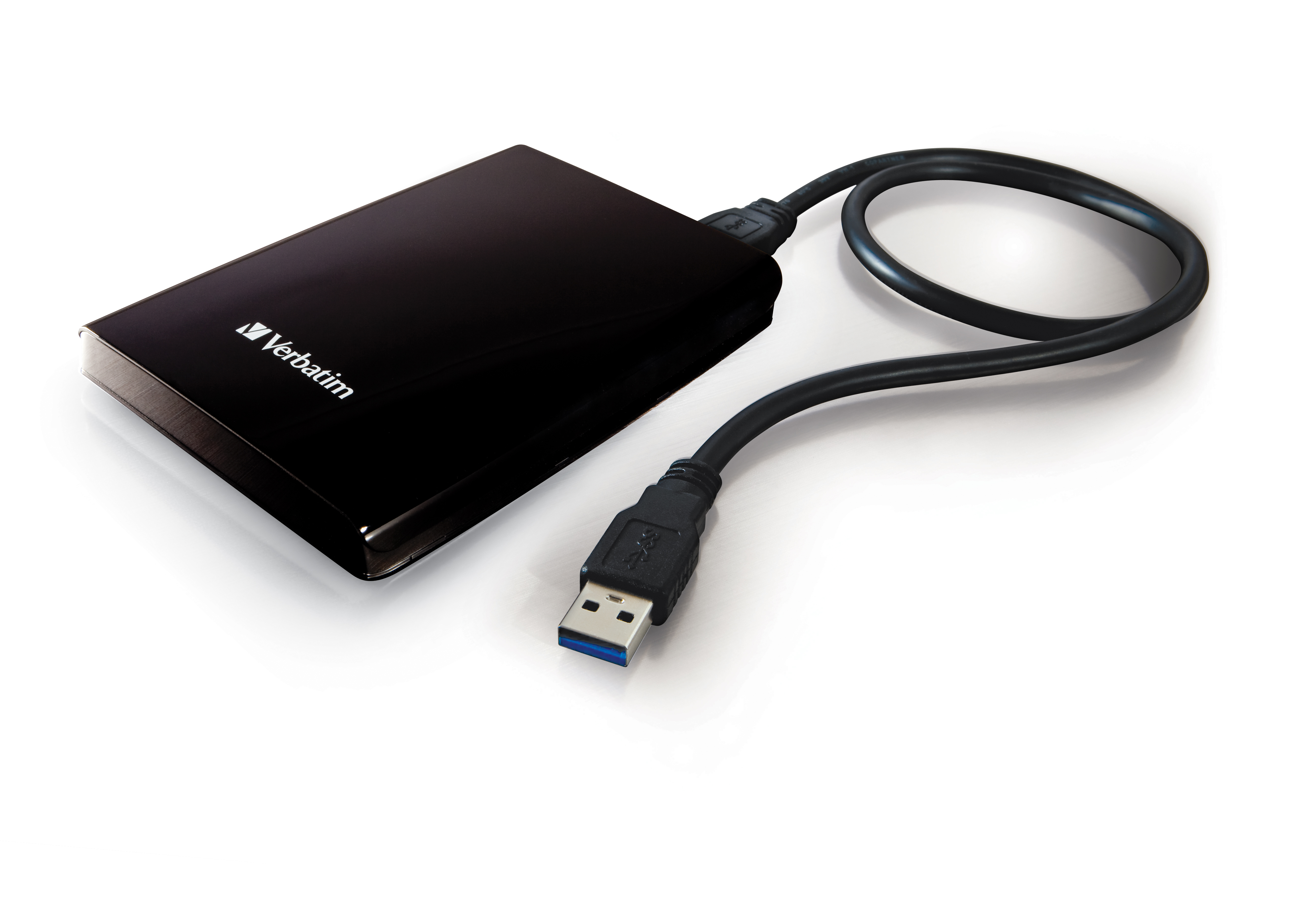 Disco rigido esterno Verbatim nero con cavo USB. Sfondo bianco. Porta USB visibile.