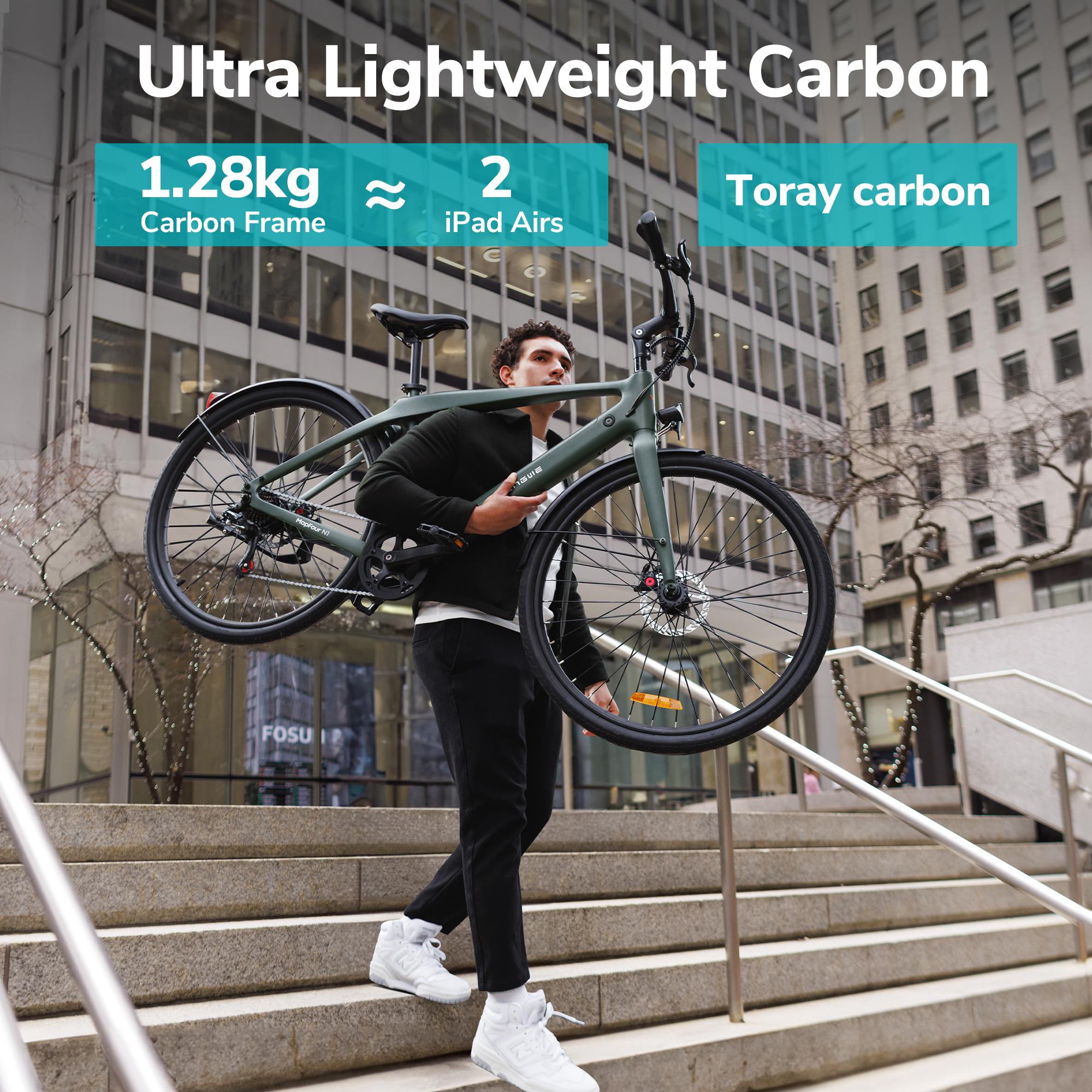 Mann, der ein dunkelgrünes Fahrrad über der Schulter trägt. Text: Ultra-leichtes Carbon, 1,28 kg Carbonrahmen.