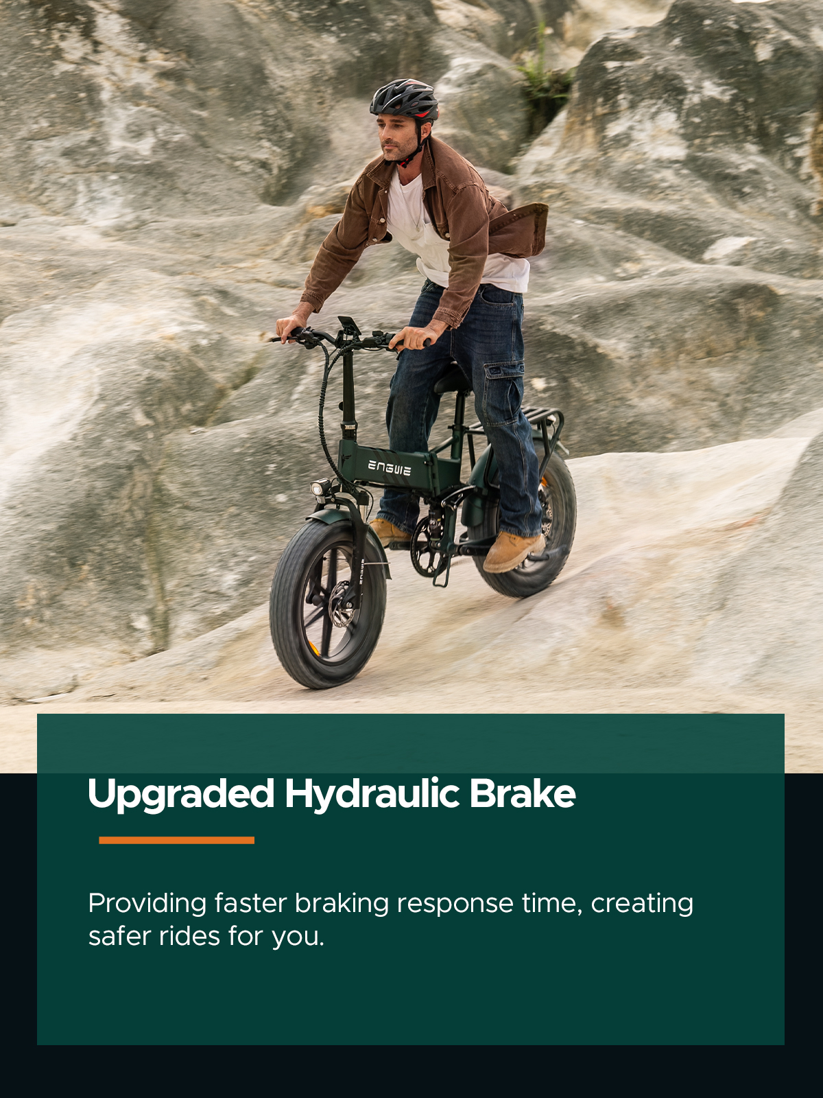 Mann fährt E-Bike in felsigem Gelände. Text: Verbesserte Hydraulikbremse.