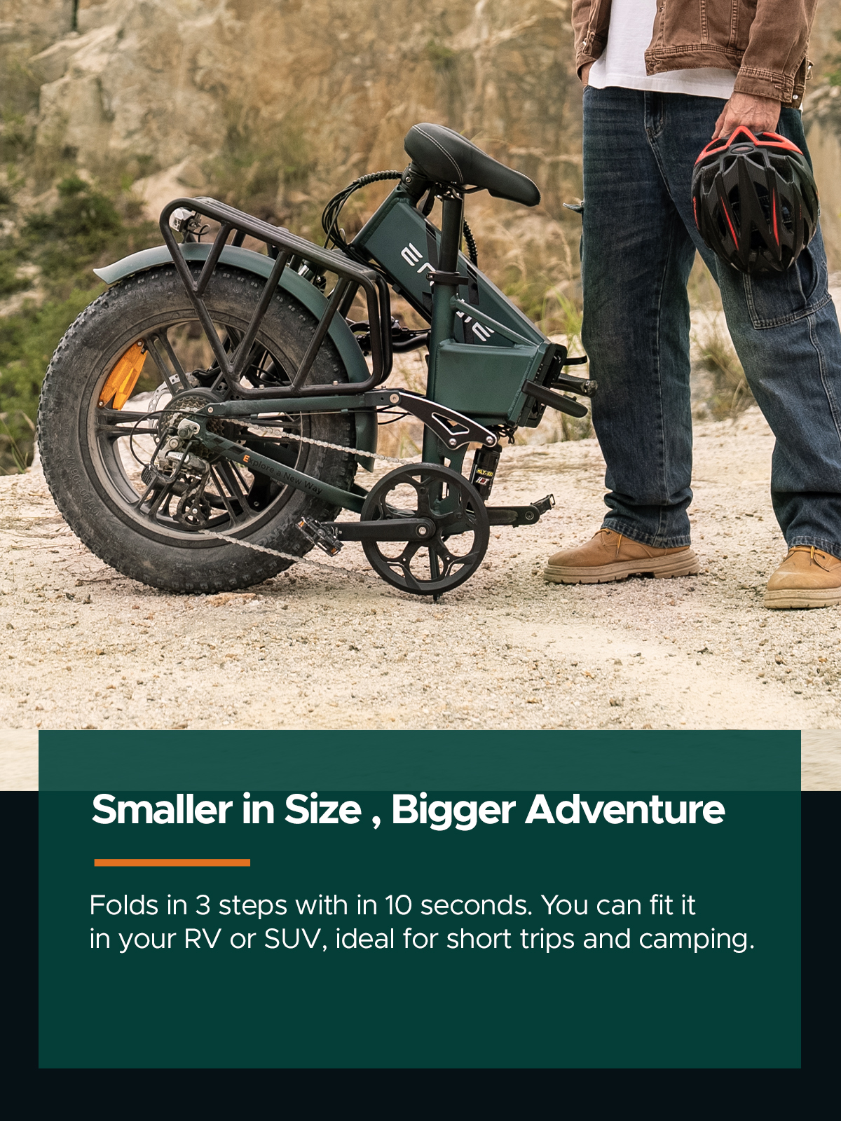 Ein E-Bike in gefalteter Position. Ein Mann hält einen Helm und steht daneben.