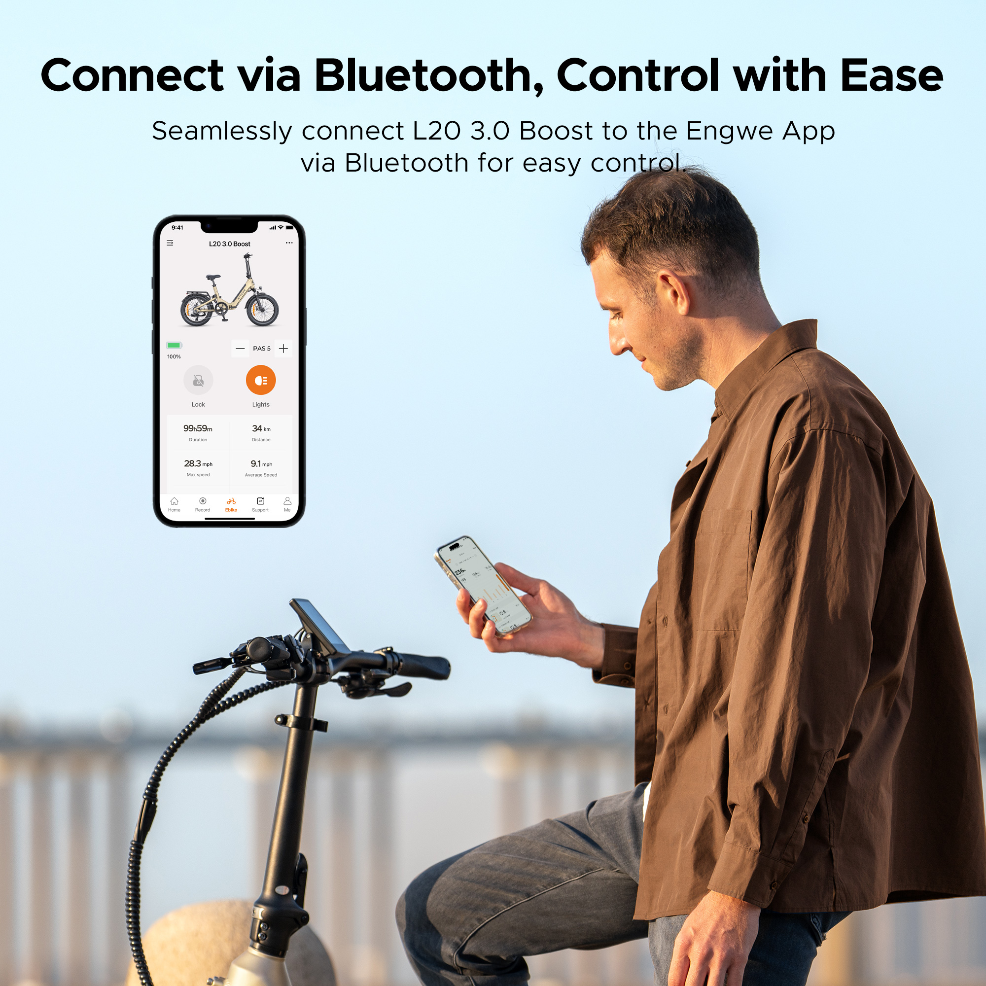 Mann hält Smartphone mit E-Bike-App, neben E-Bike. Text: Verbinden via Bluetooth.