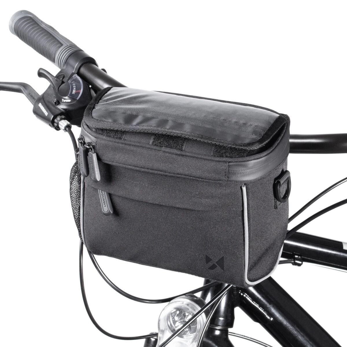 Eine schwarze Fahrradtasche, die am Lenker befestigt ist, mit reflektierendem Besatz.