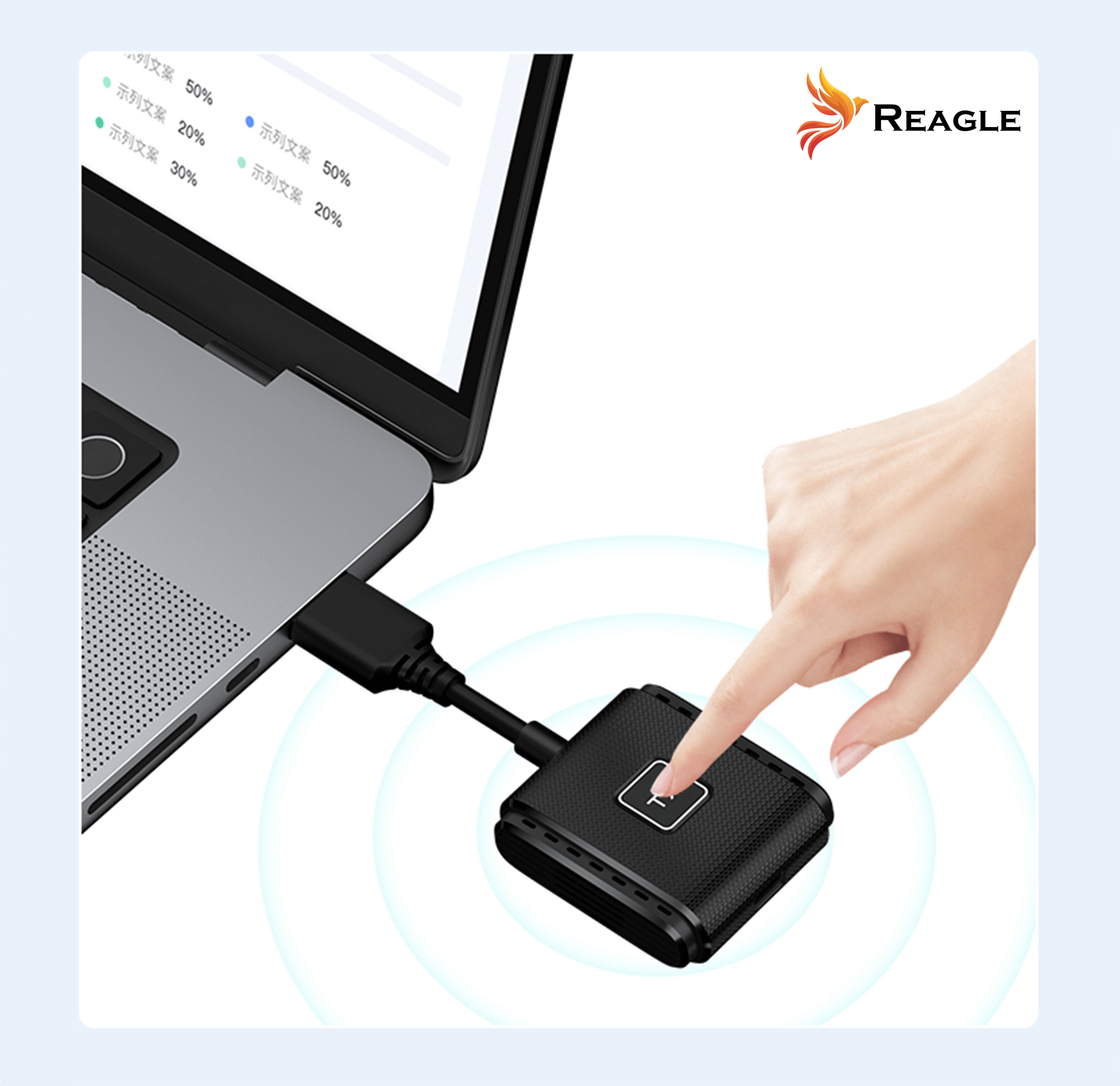 Ręka osoby wskazująca na czarne urządzenie podłączone do laptopa z tekstem na ekranie.