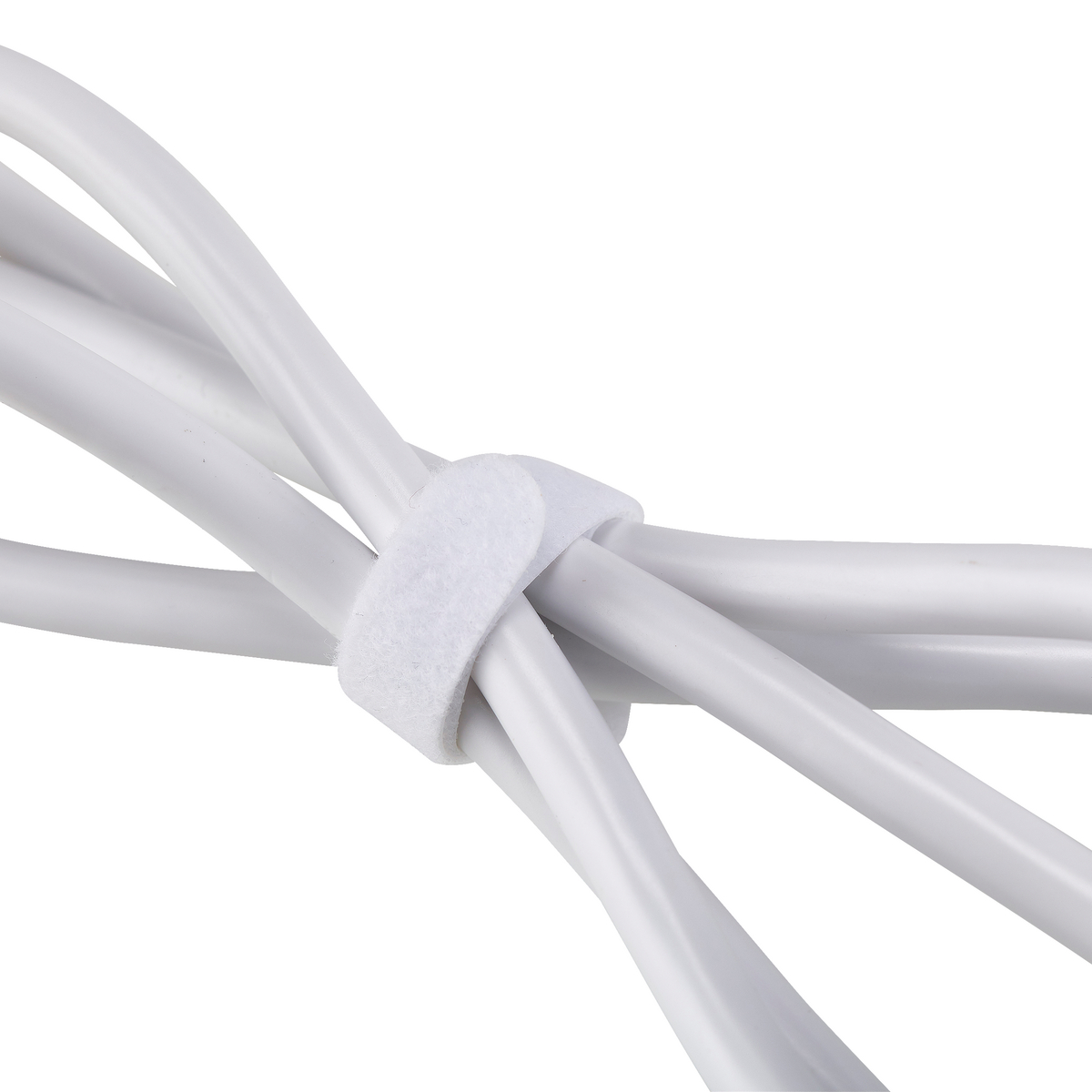 Weiße Kabel mit einem weißen Klettverschluss zusammengebunden.