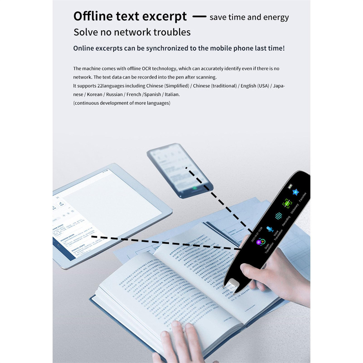 Person scannt ein Buch mit einem Übersetzungstift. Tablet und Dokumente im Hintergrund.