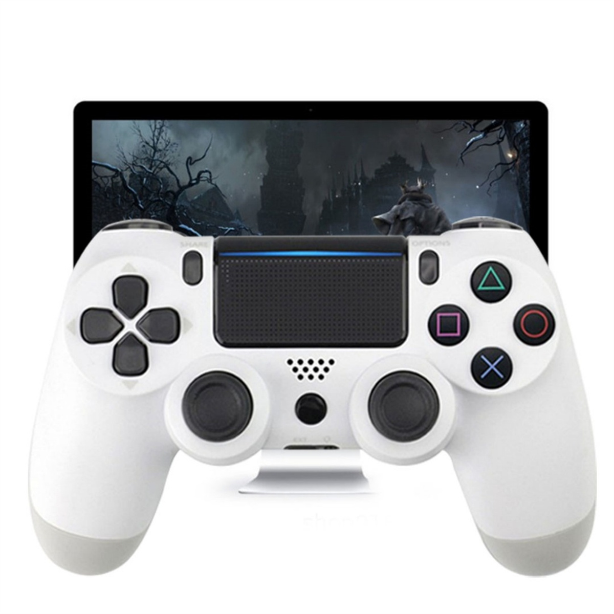 Weißer Playstation 4 Controller vor einem Bildschirm mit Spielszene.