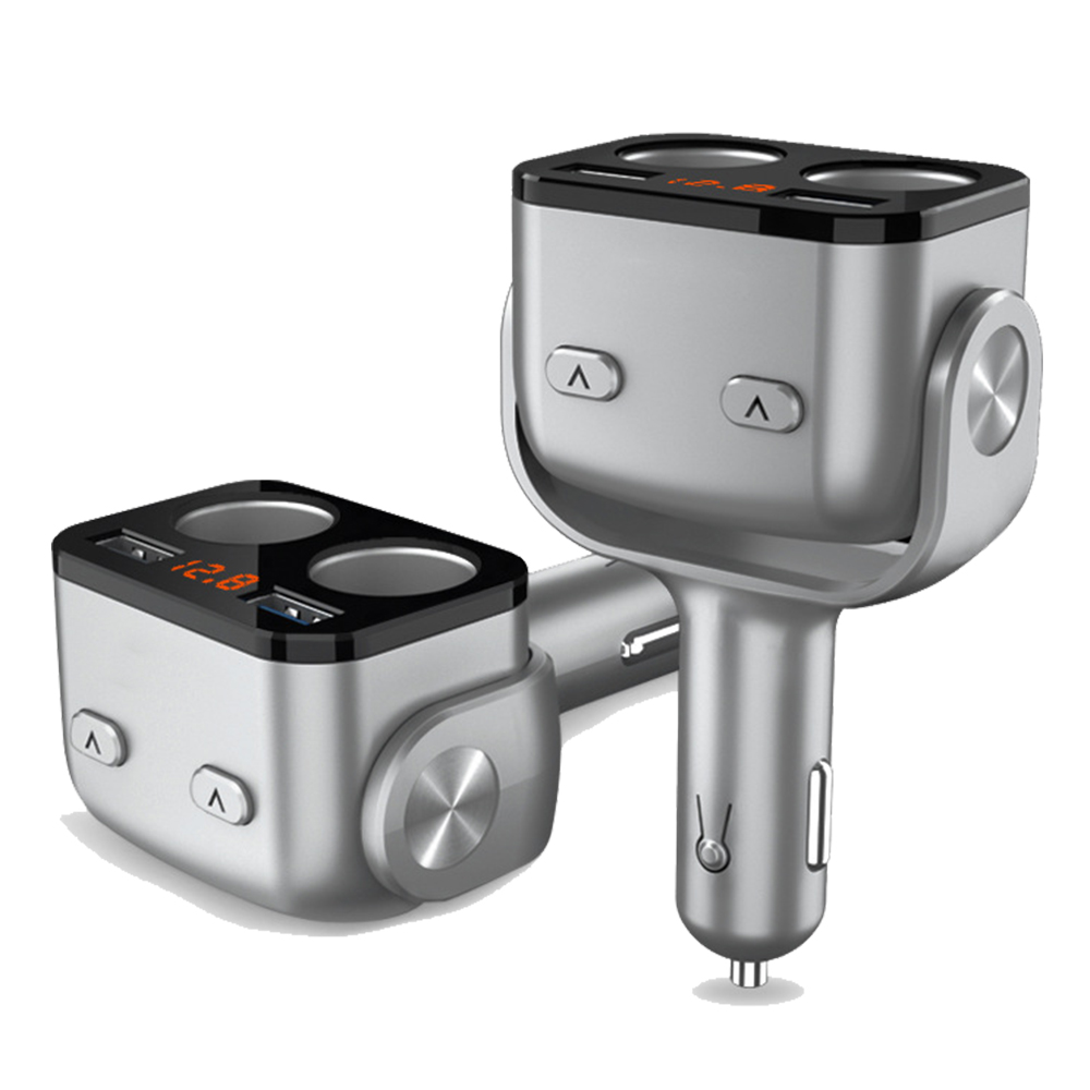 Zwei silberne Autoladegeräte mit jeweils zwei USB-Anschlüssen, mit Anzeige der Spannung.