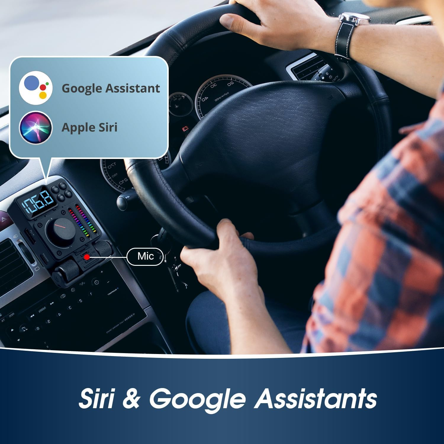 Mann fährt Auto mit Armaturenbrett mit Radio und Mikrofon. Siri- und Google Assistant-Symbole sind zu sehen.
