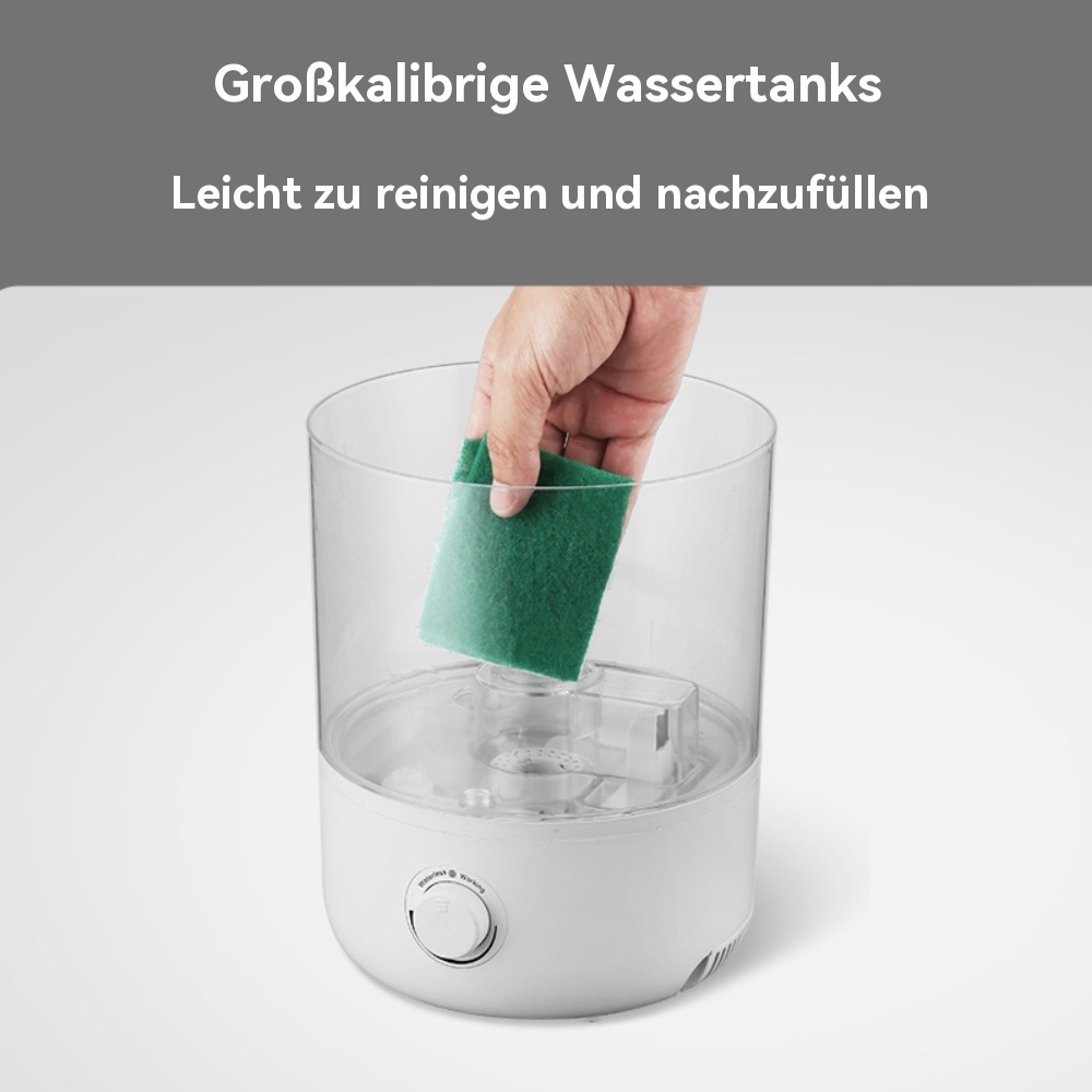 Hand reinigt einen Luftbefeuchter mit einem grünen Schwamm. Luftbefeuchter ist weiß.