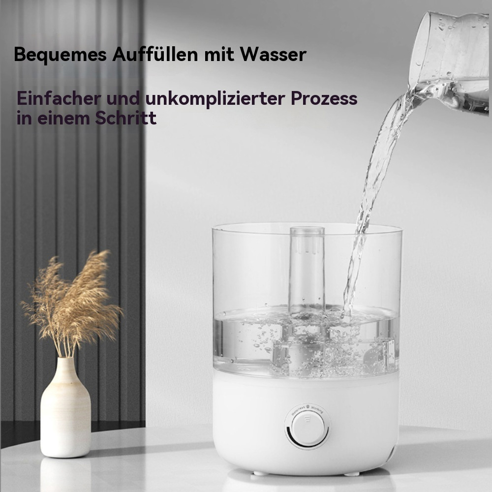 Ein weißer Luftbefeuchter wird mit Wasser gefüllt. Eine Pflanze und eine Vase sind sichtbar.