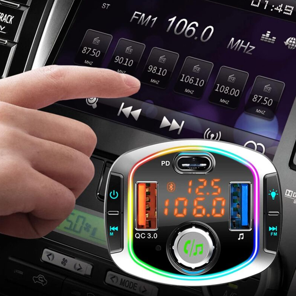 Autoradio mit Touchscreen, Hand berührt. Zeigt UKW-Radiofrequenz, USB-Anschlüsse und Tasten an.