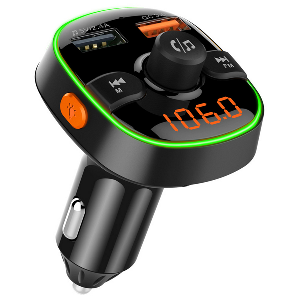 Ein schwarzer FM-Transmitter für Autos mit USB-Anschlüssen und Digitalanzeige '106.0' auf weißem Grund.