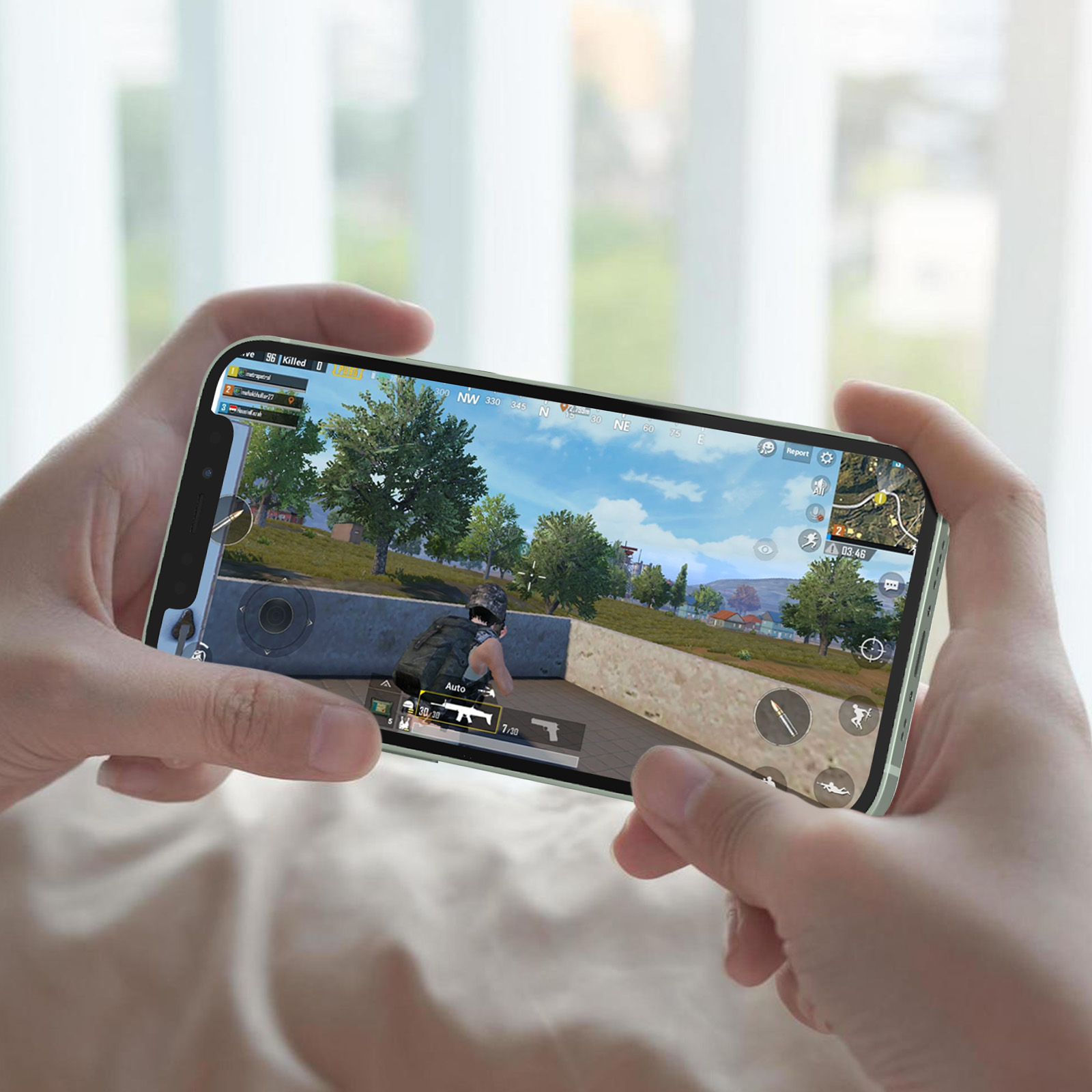 Una persona tiene un telefono in orizzontale, giocando a un gioco. Il gioco mostra un paesaggio con alberi e un personaggio.