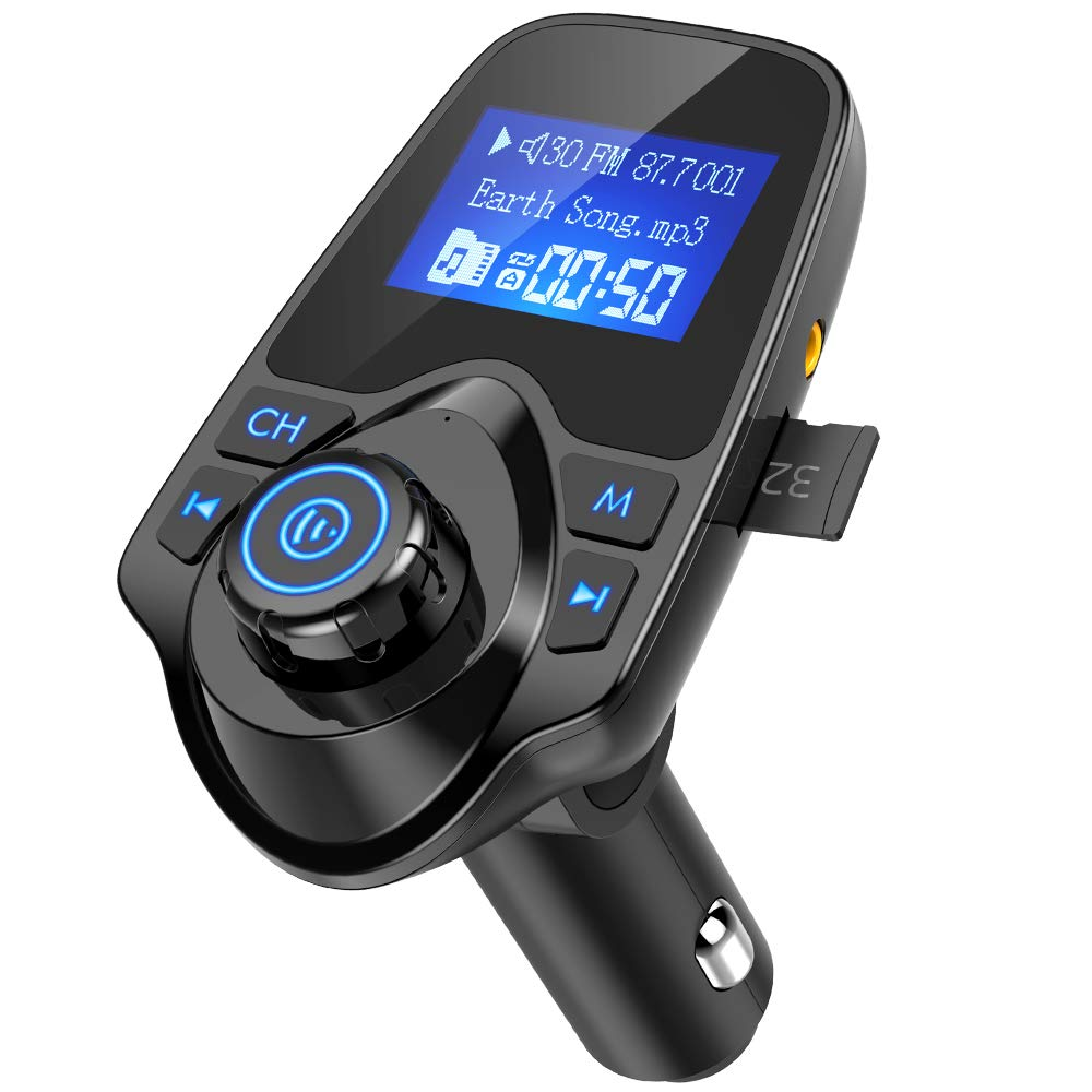Ein schwarzer FM-Transmitter für das Auto. Er hat Knöpfe und einen blauen Bildschirm mit Informationen. Er ist an eine Steckdose im Auto angeschlossen.