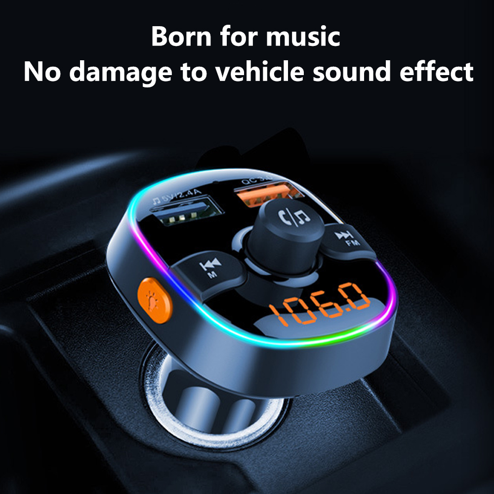 Auto-Audiogerät mit digitalem Display, mehreren Tasten und bunten Lichtern. Schwarzer Hintergrund.