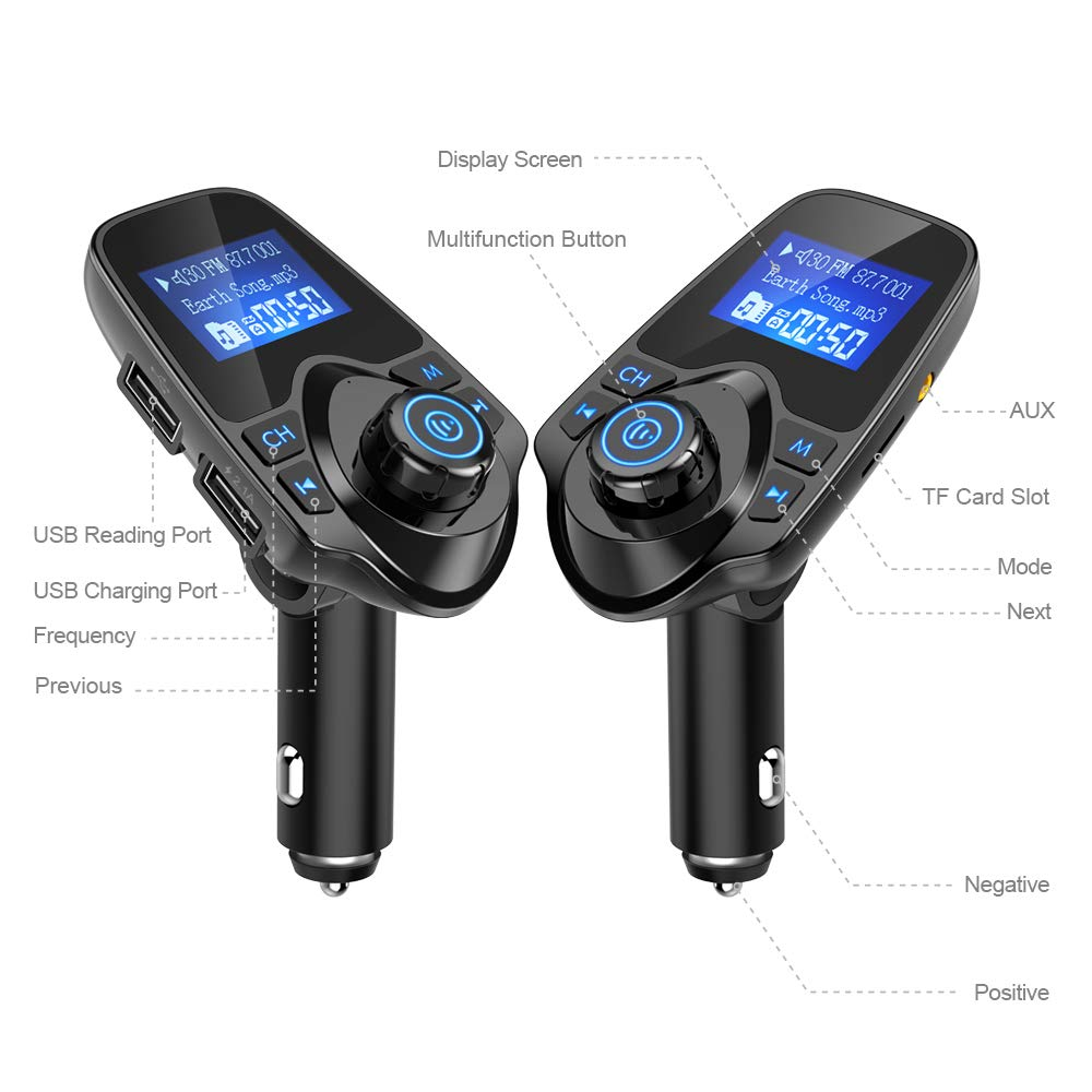 Zwei schwarze Auto-FM-Transmitter mit beschrifteten Tasten und Bildschirmen mit Radioinformationen.