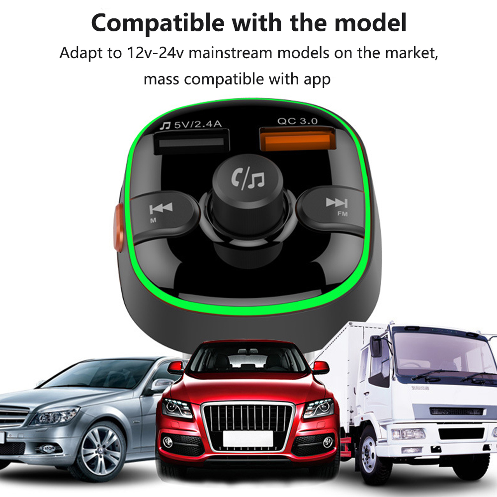 Auto-Audioadapter mit Knöpfen und grünem Licht, mit Autos im Hintergrund.