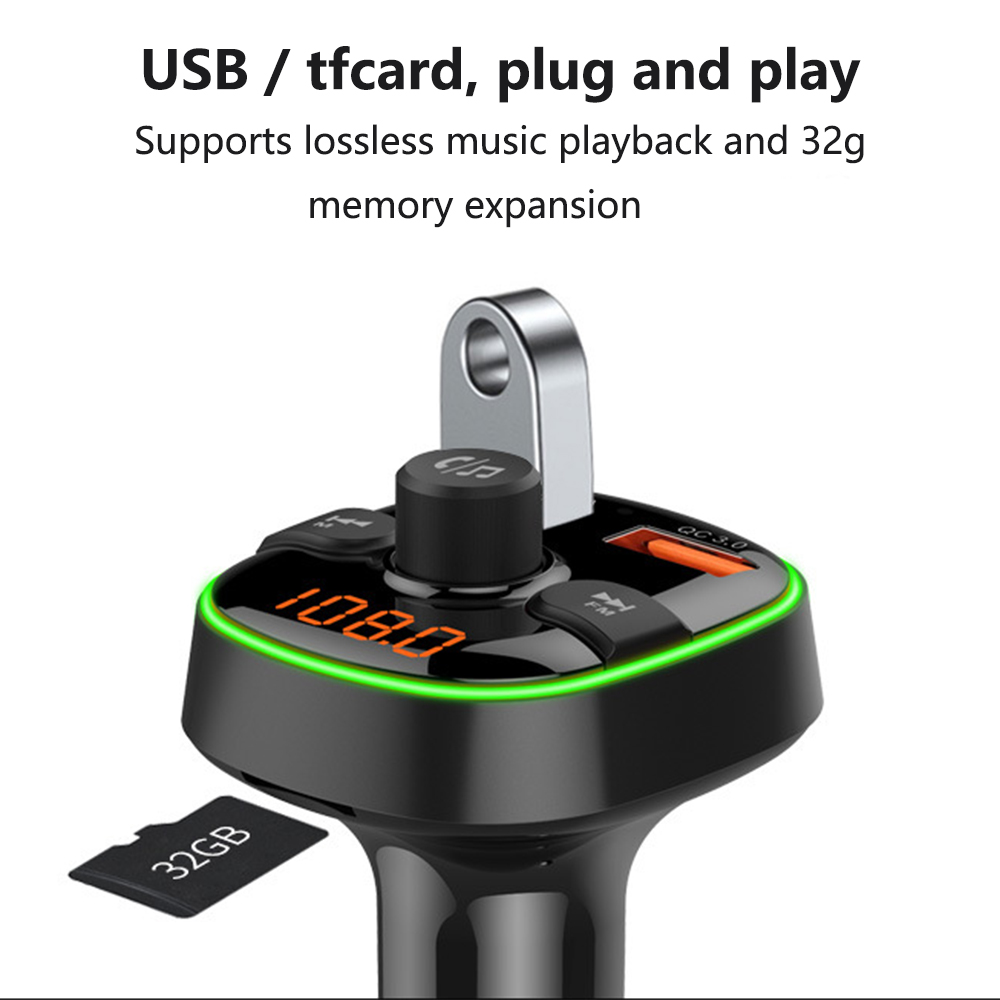 Schwarzes Autoladegerät mit USB-Anschluss und Text. Zeigt eine 32GB Speicherkarte.