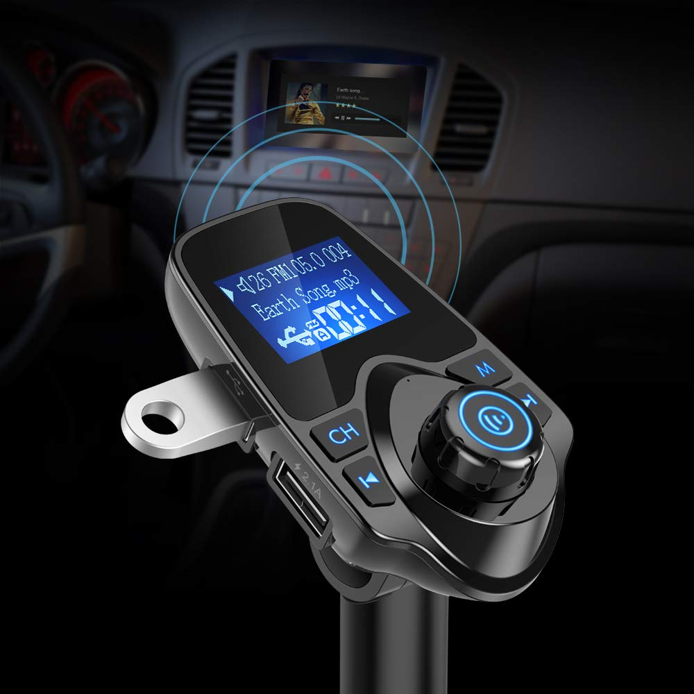 Auto-FM-Transmitter mit einem Bildschirm, der Musikinformationen anzeigt, im Armaturenbrett montiert.
