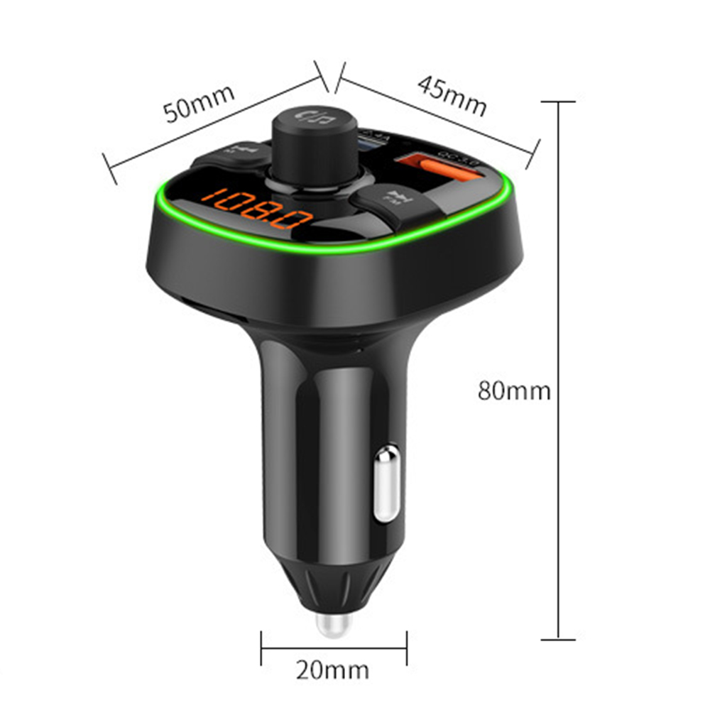 Schwarzer Auto-FM-Transmitter mit Messetiketten, Digitalanzeige und grünem Licht an den Rändern.