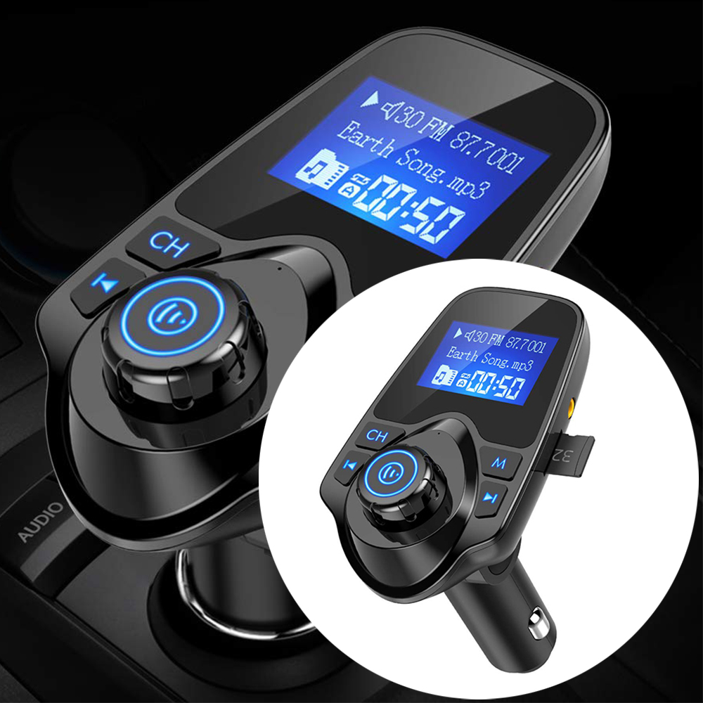 Schwarzer Bluetooth-FM-Transmitter für Autos mit blauem Display, das Radioinformationen anzeigt.