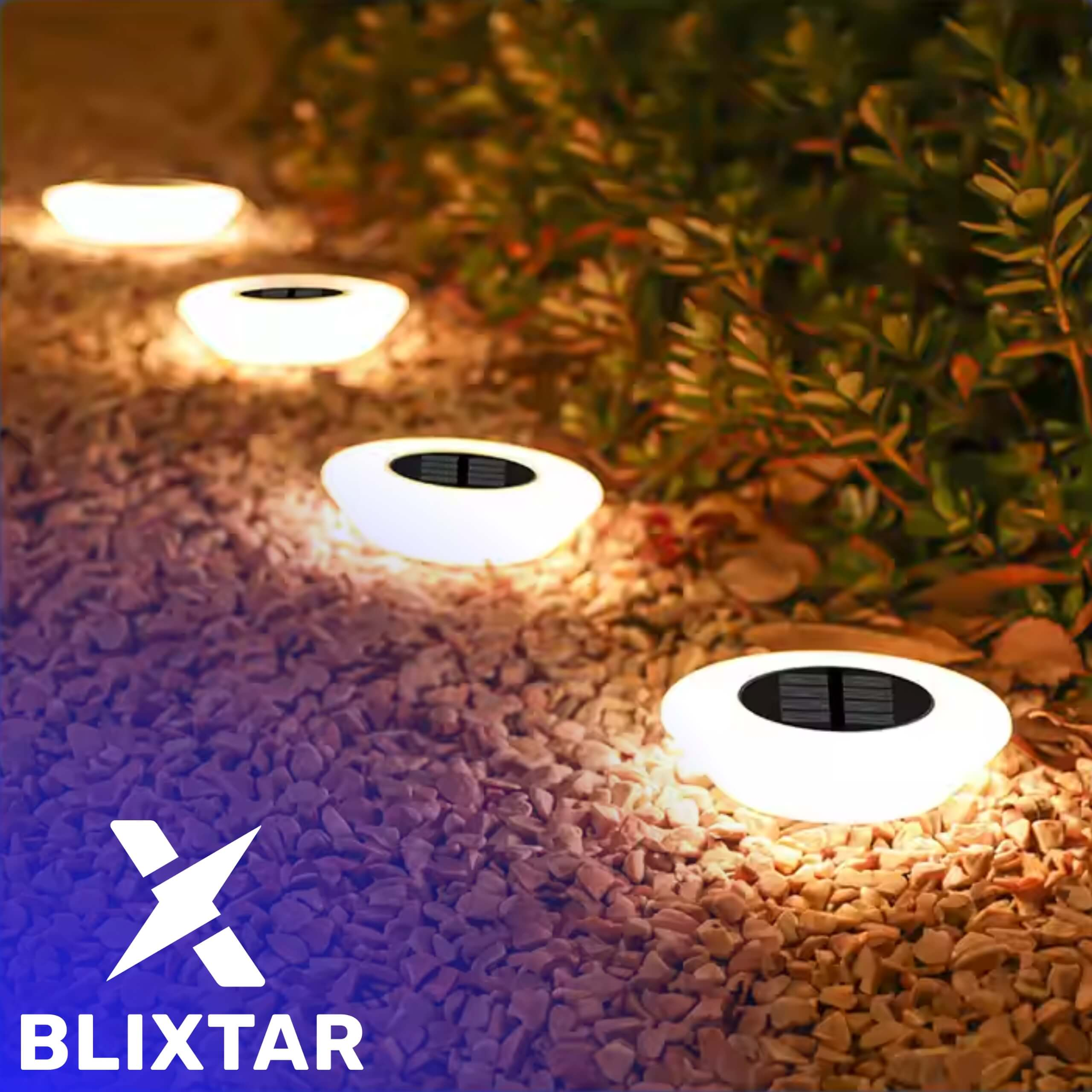 Cztery białe, okrągłe, podświetlane światła na żwirowej ścieżce, z logo Blixstar w lewym dolnym rogu.