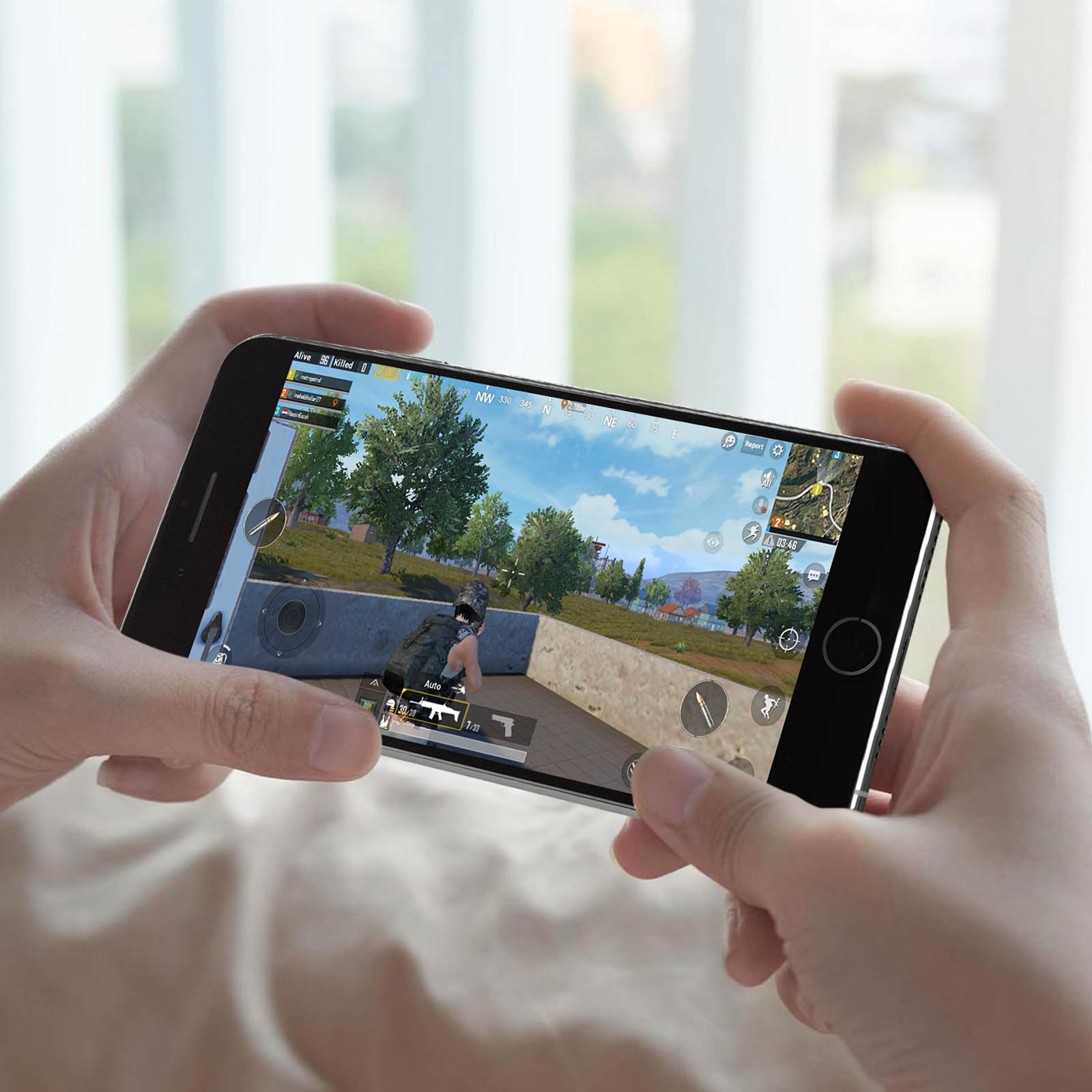 Mani che tengono uno smartphone nero con un'interfaccia di gioco visibile sullo schermo.