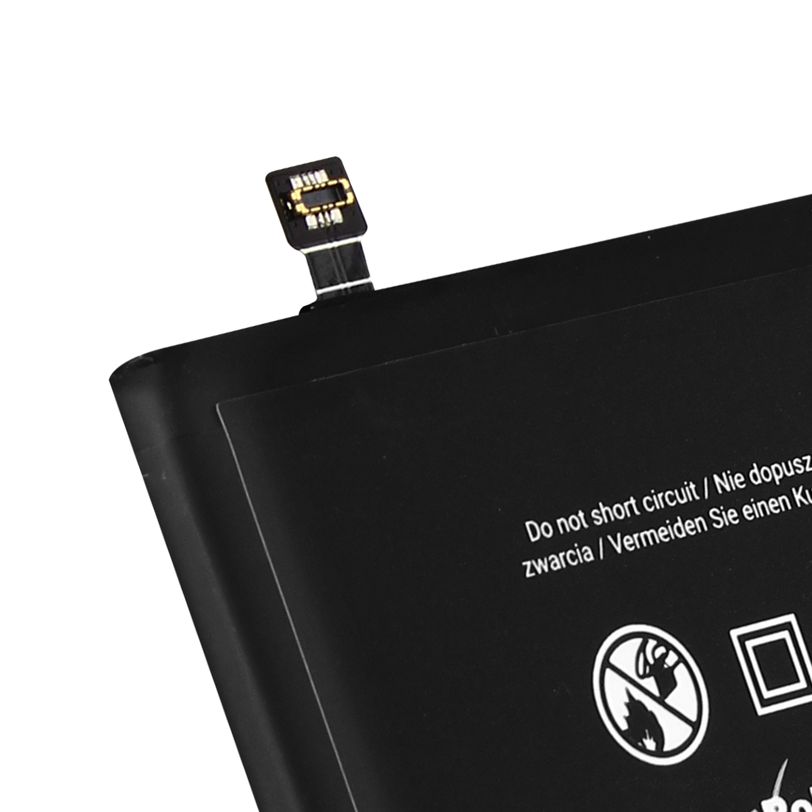 Eine schwarze Batterie mit einem Stecker und Sicherheitshinweisen in weißem Text.