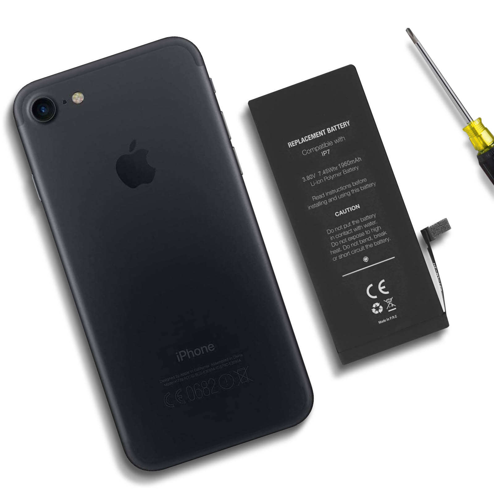 iPhone nero, batteria di ricambio e un cacciavite su una superficie bianca.