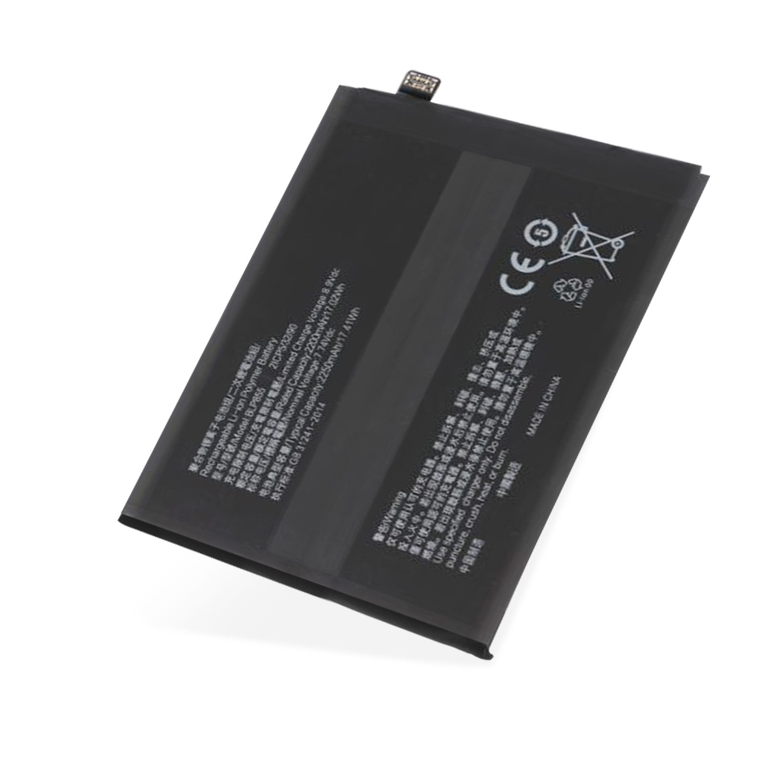 Un pacco batteria con etichette di avvertenza su sfondo bianco, che mostra la parte superiore della batteria.