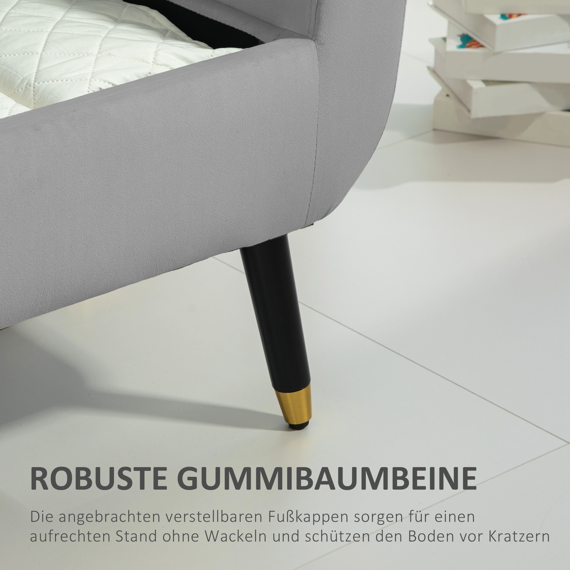 Nahaufnahme eines Bettbeins mit goldenem Detail. Das Bein ist schwarz und stützt ein graues Bett.